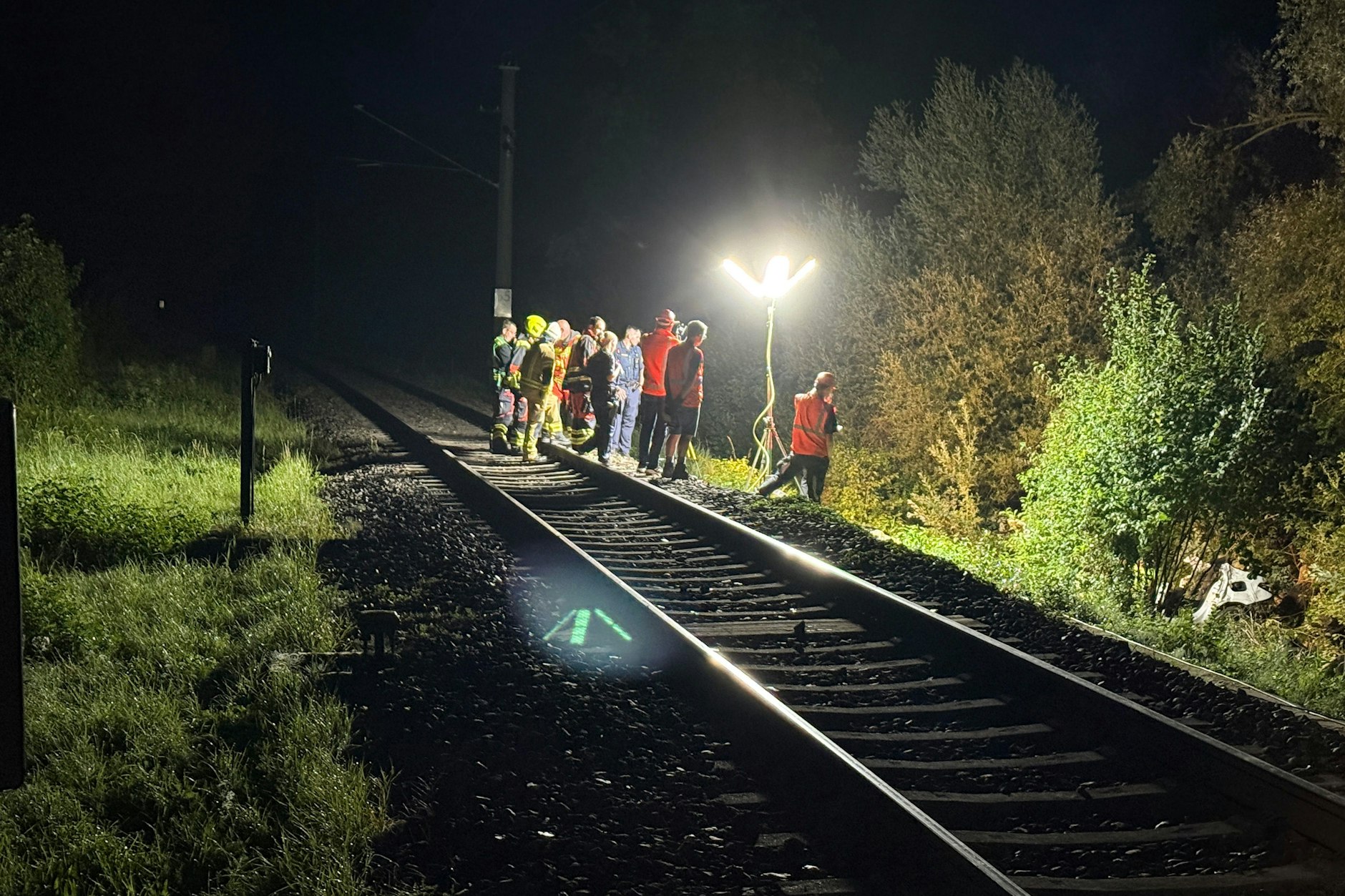 Das Wrack des Mercedes wurde 25 Meter weit geschleudert und landete neben dem Gleis (rechts).