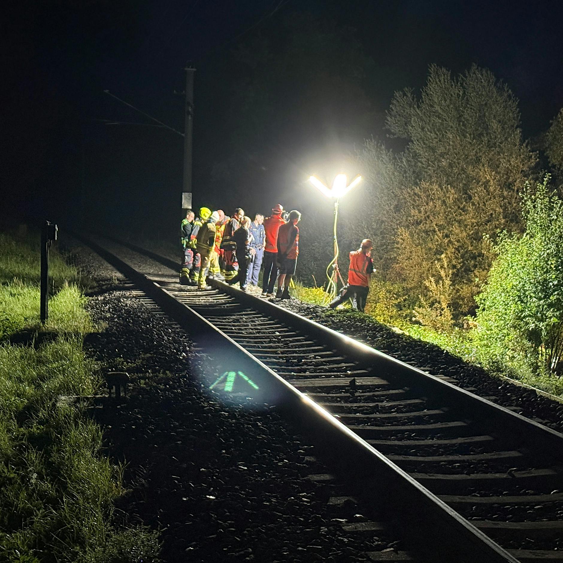 Horror-Crash: Mercedes kracht in Regionalzug: Zwei 23-Jährige tot!