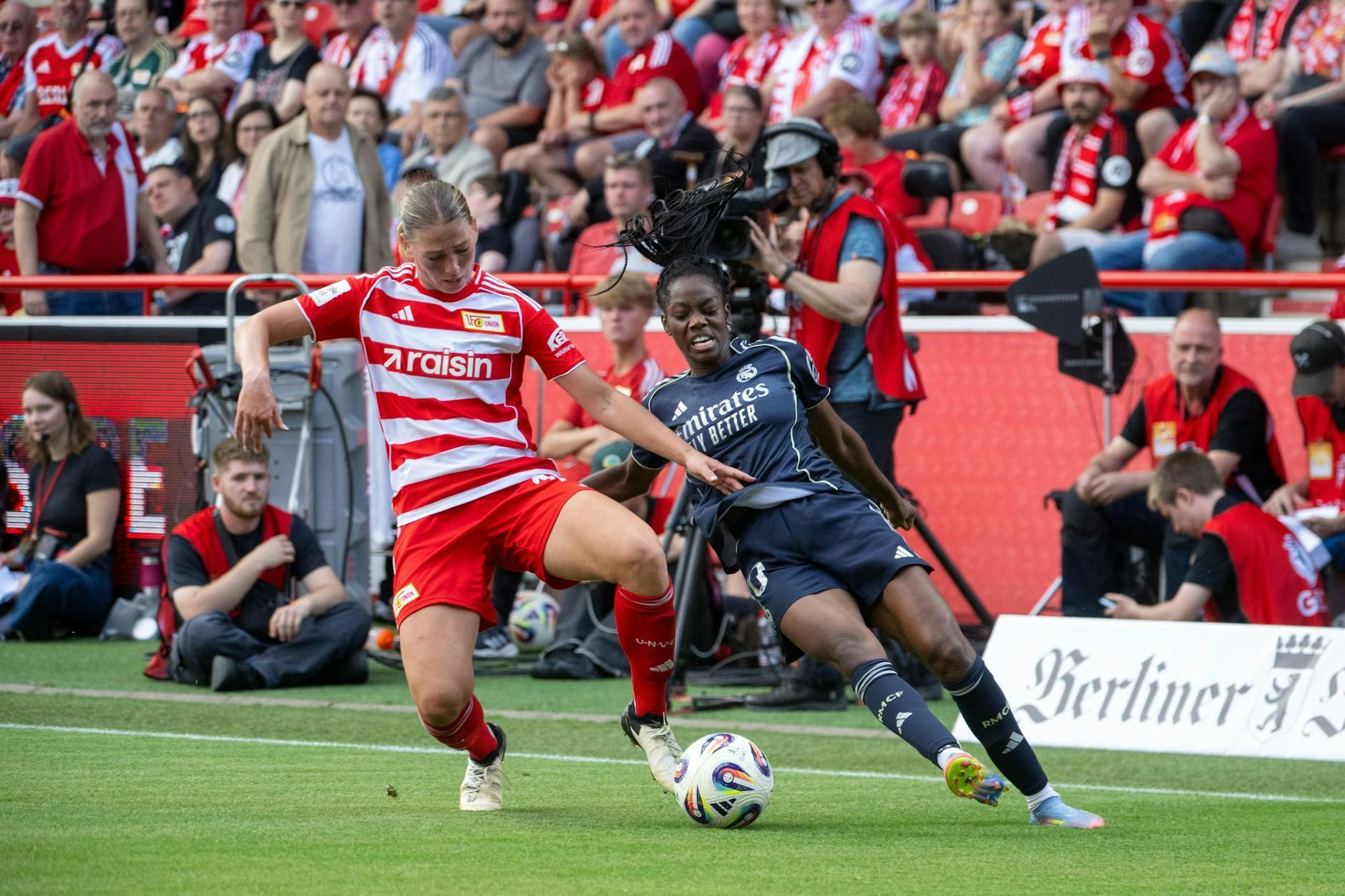 Real Madrid zu Gast bei den Frauen des 1. FC Union Berlin im Stadion An der Alten Försterei: Zweikampf zwischen Samantha Steuerwald (l.) und Naomie Feller.