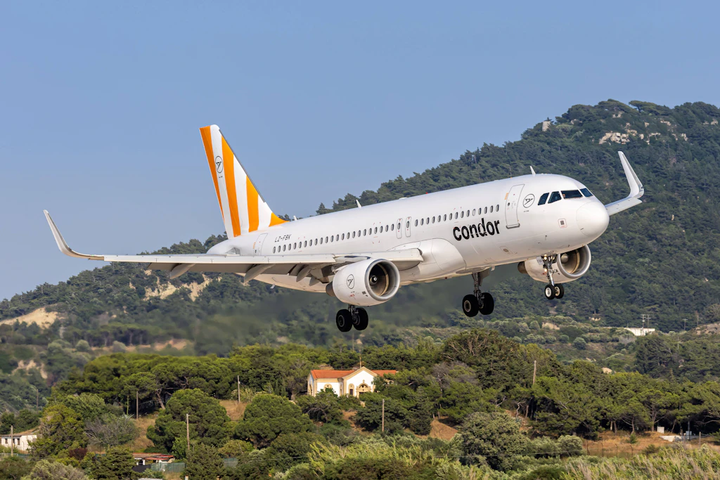 Triebwerk in Flammen: Condor-Urlaubsjet muss in Italien notlanden!
