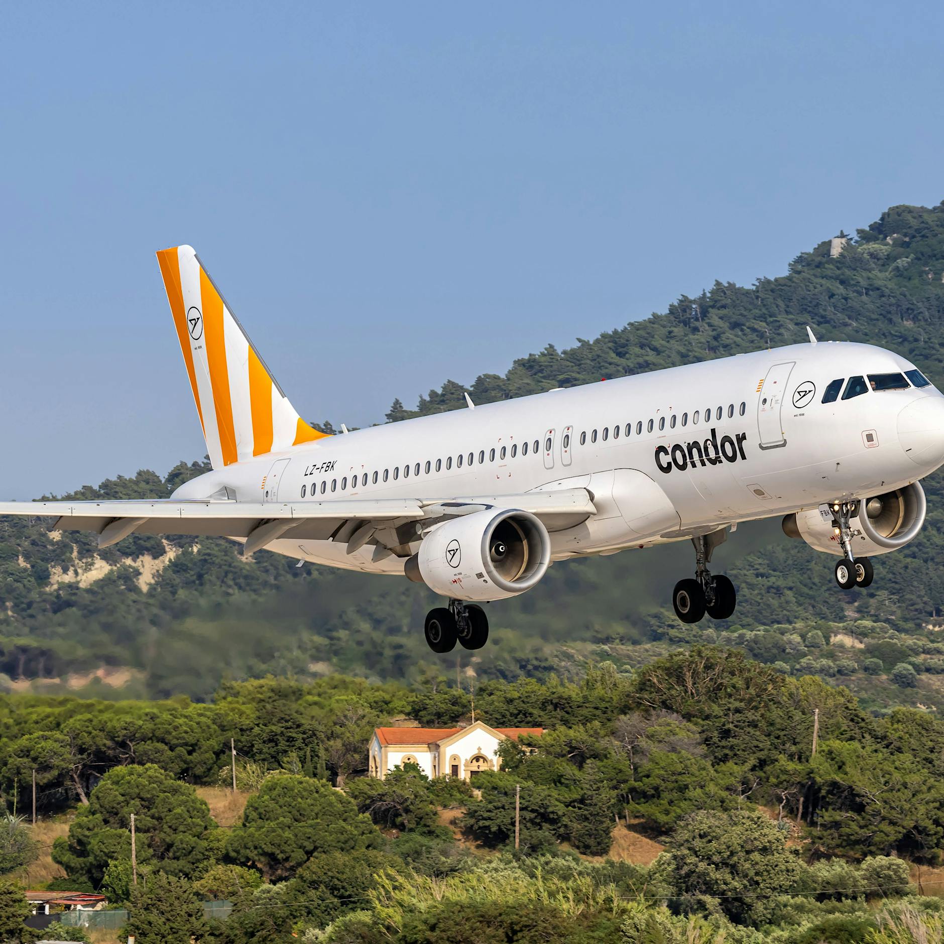 Triebwerk in Flammen: Condor-Urlaubsjet muss in Italien notlanden!