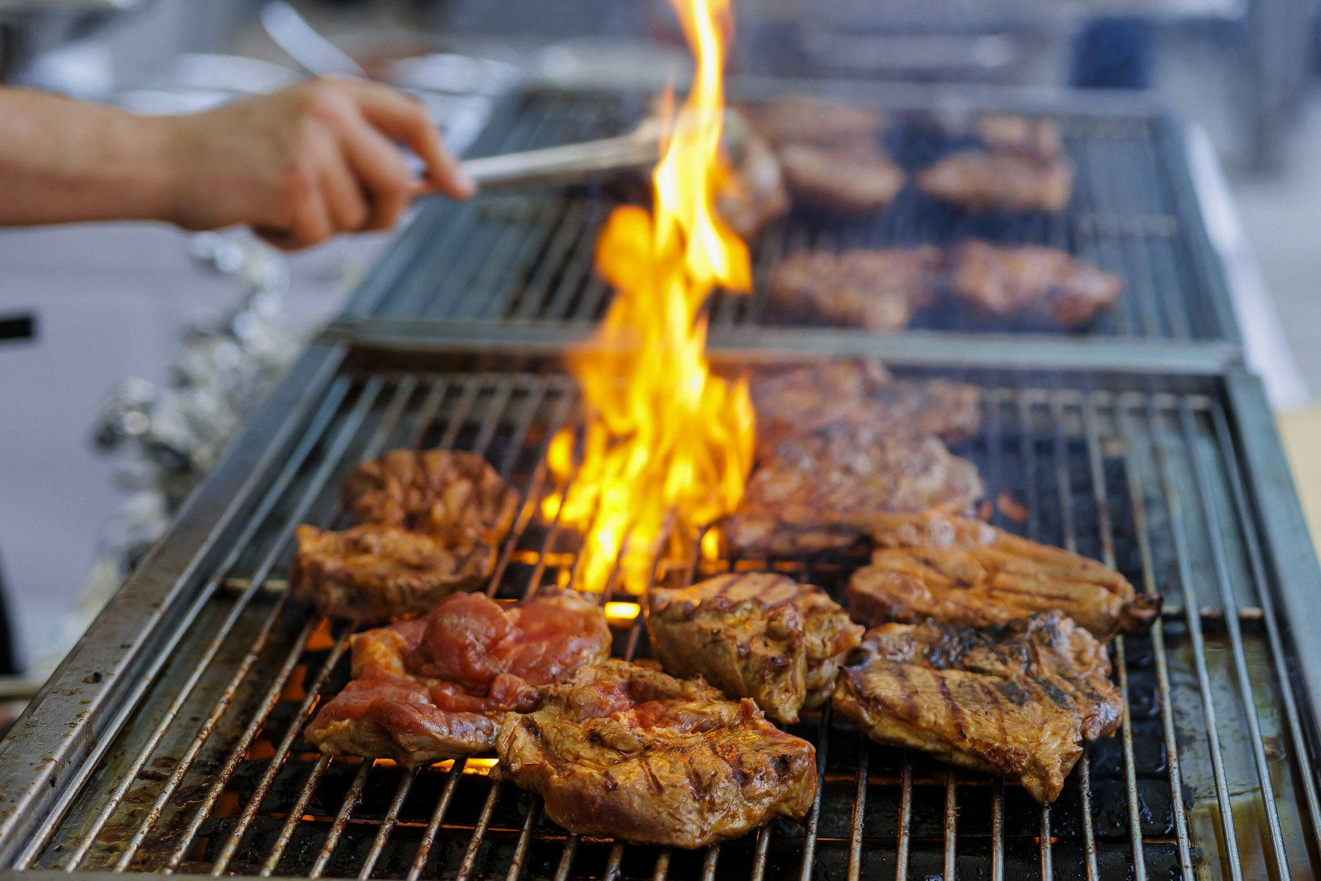 Thüringer Rostbrätel schmecken am besten vom Grill. Man kann sie aber auch in der Bratpfanne braten.