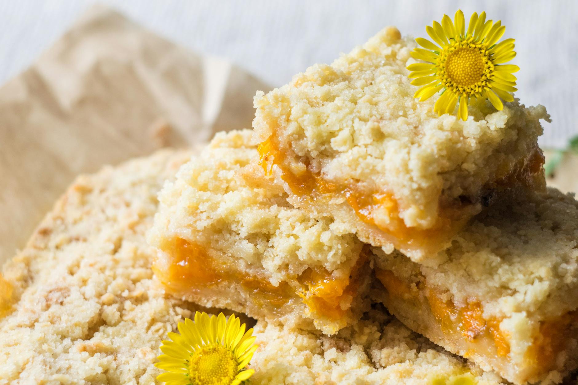 Peferkt für die Kaffeerunde im Sommer: Saftiger Aprikosen-Streuselkuchen.