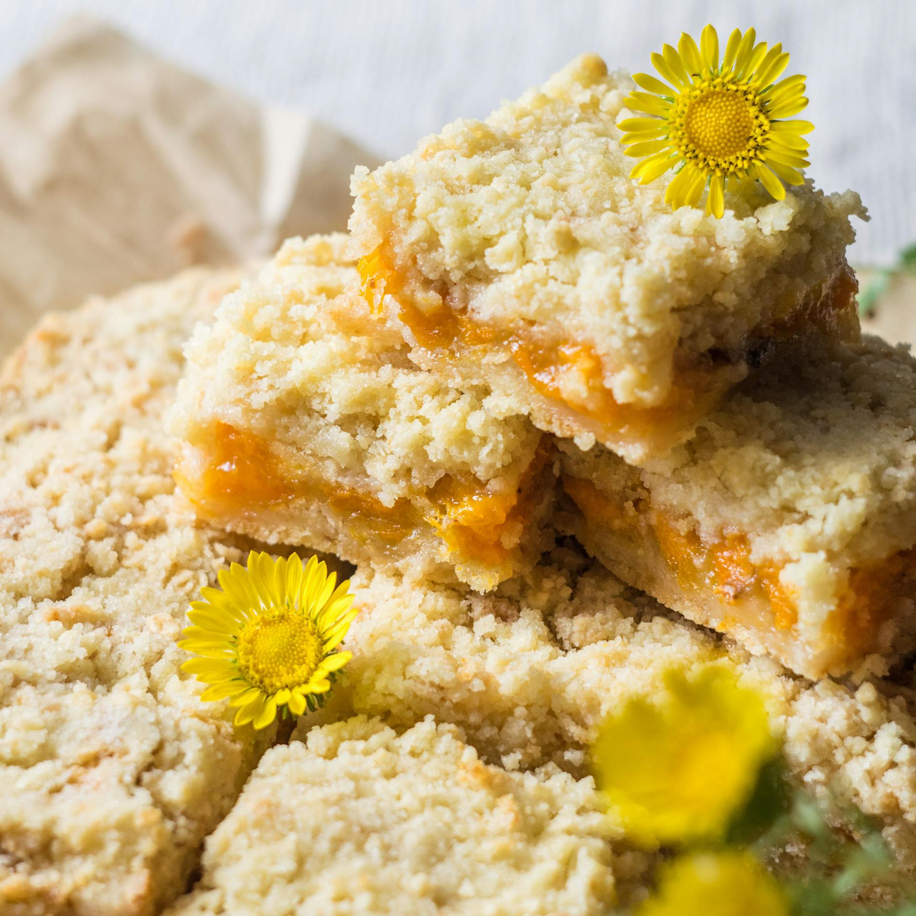 Saftig und knusprig! Prima Rezept für Streuselkuchen mit Aprikosen