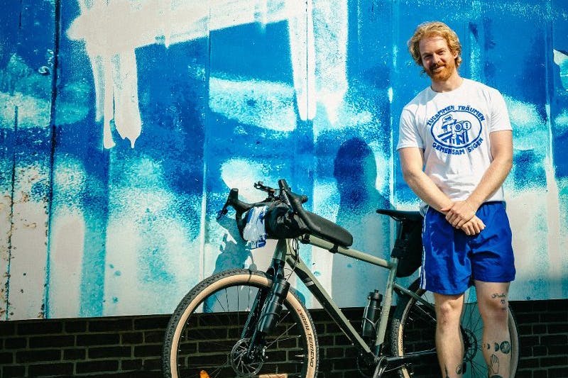 Hertha-Fan Jack Morris ist seit Freitag mit dem Fahrrad unterwegs. Sein Ziel: Das Pokalspiel in Münster.