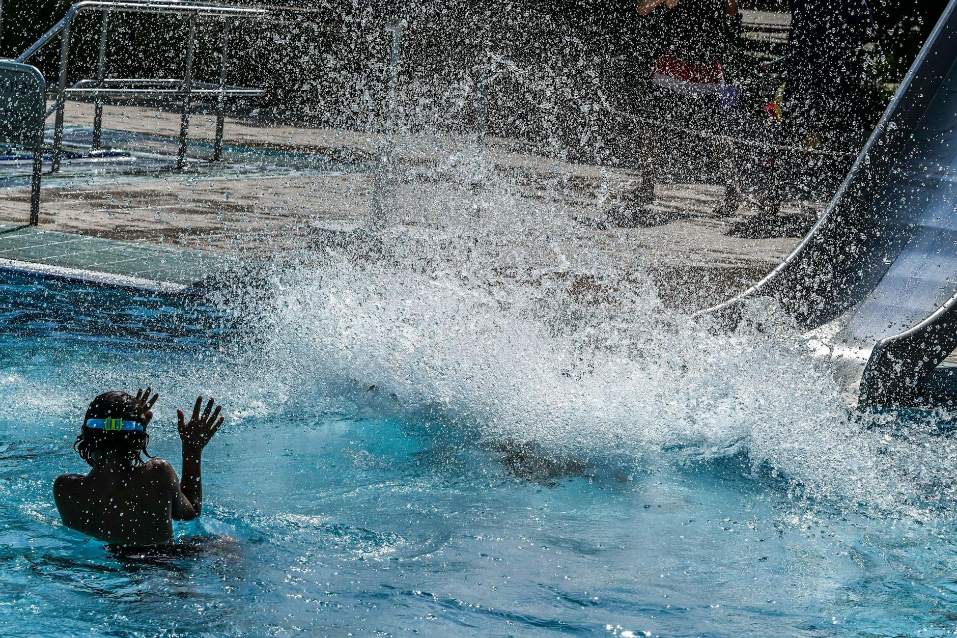 Zu Beginn der Woche dürften die Freibäder voll werden. In der zweiten Wochenhälfte könnten die Bahnen in ruhigeren Gewässern gezogen werden – bei niedrigeren Temperaturen.