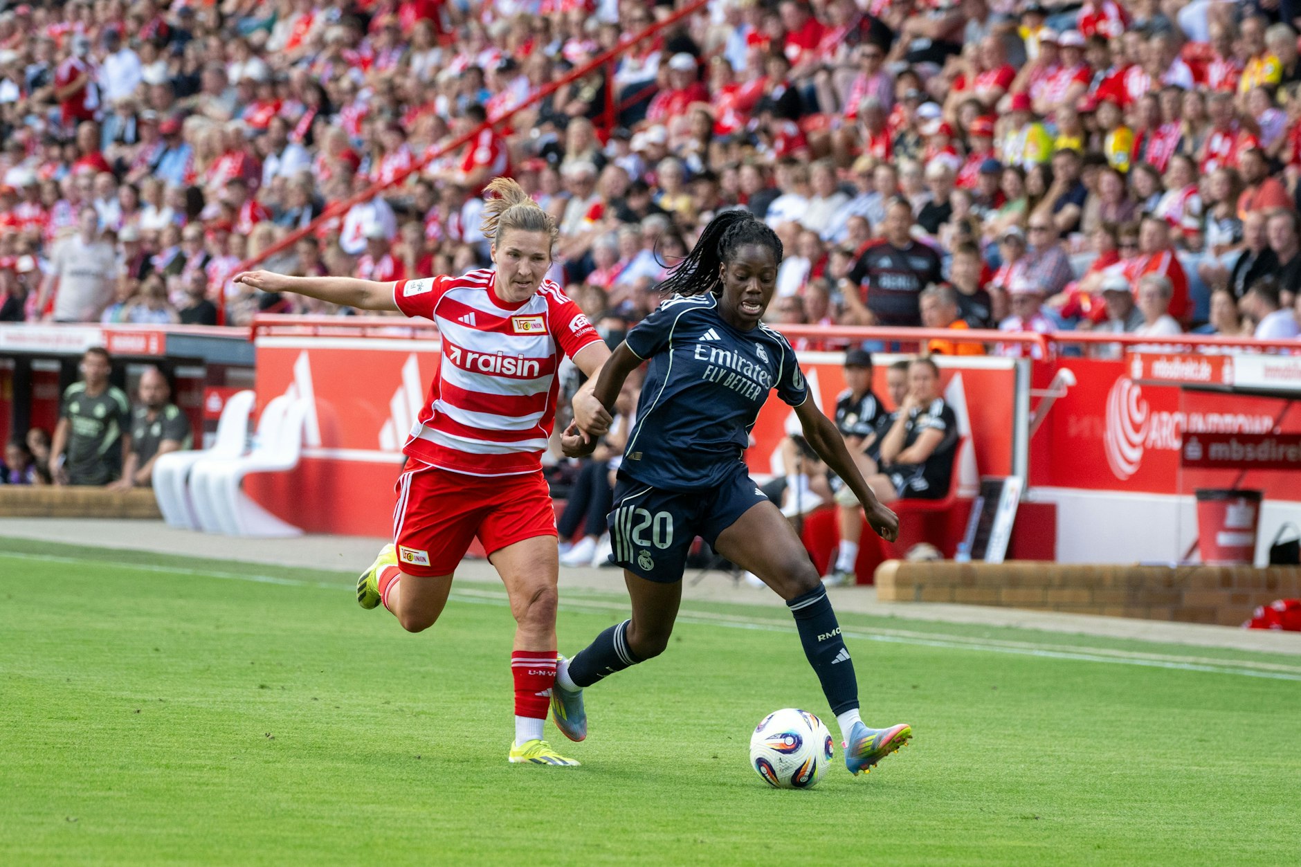 Katja Orschmann (l.) und die Frauen des 1. FC Union Berlin lieferten gegen den spanischen Vizemeister Real Madrid mehr als nur eine kämpferisch starke Leistung.