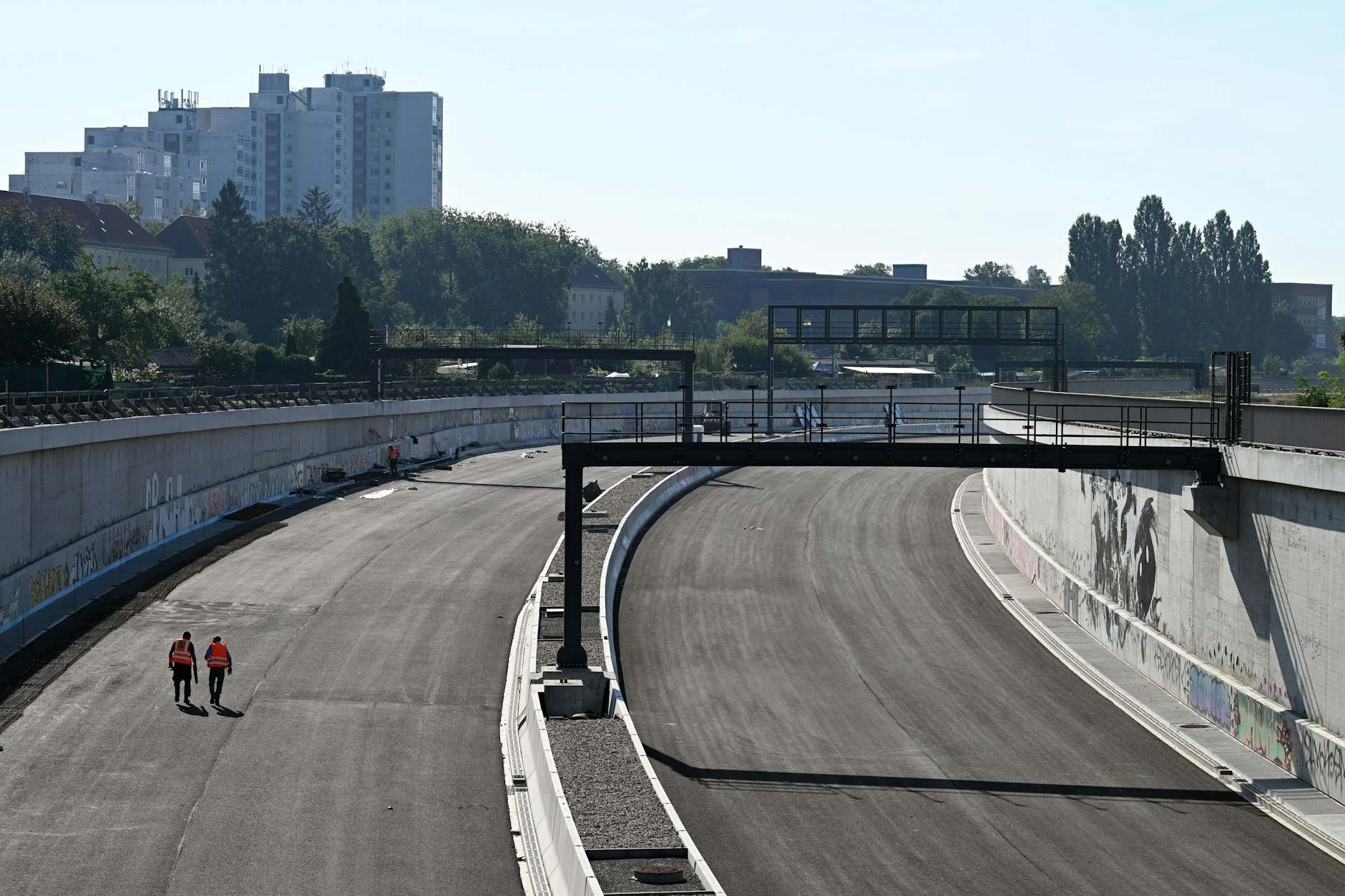 Der 16. Bauabschnitt der A100 in Treptow: 2023 konnte man auf dem neuen Teilstück des Stadtrings noch laufen, und die Markierungen fehlten. Doch nun ist die neue Autobahn in den Osten fertig.