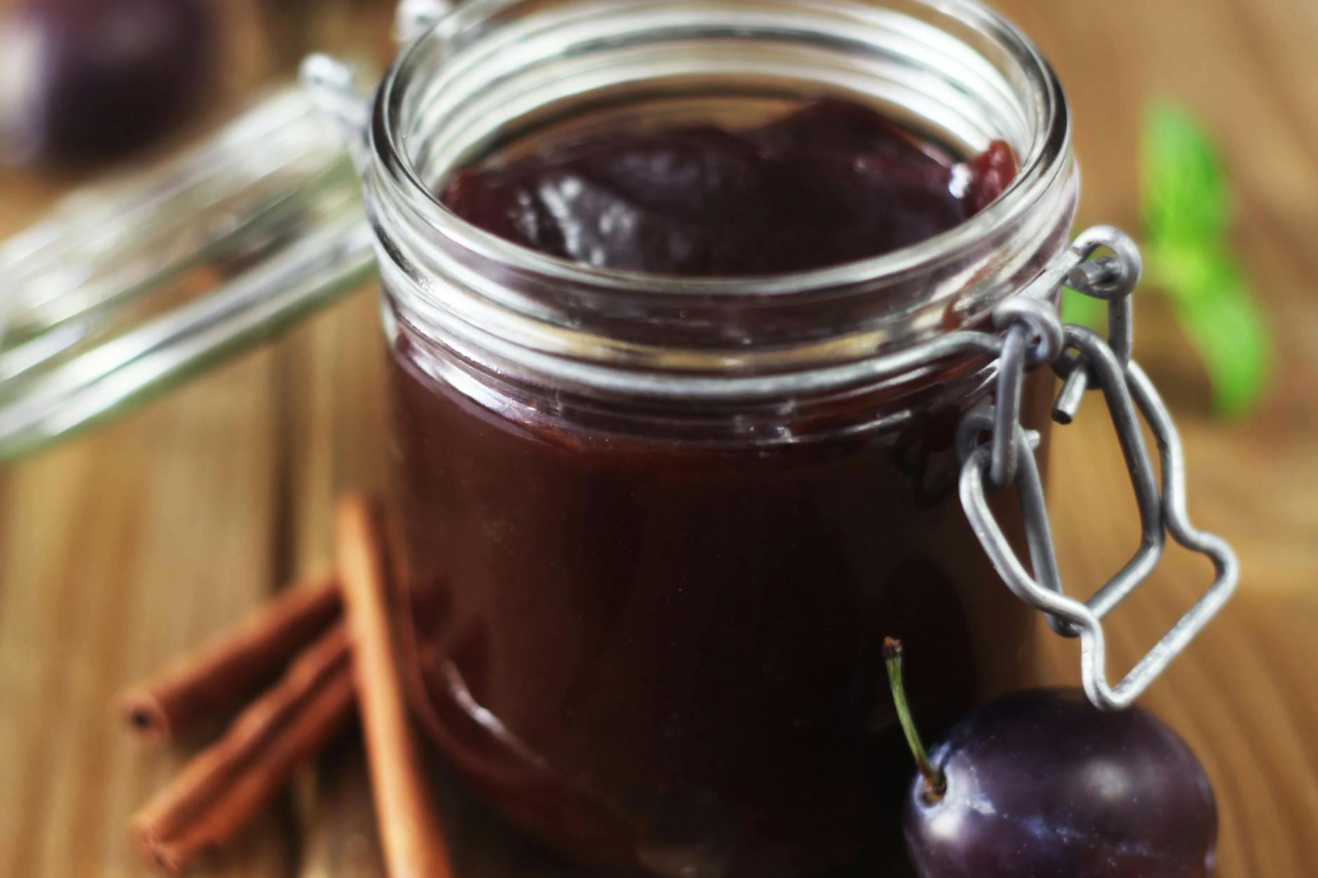 Pflaumenmus aus dem Backofen geht schnell und ist gelingsicher.