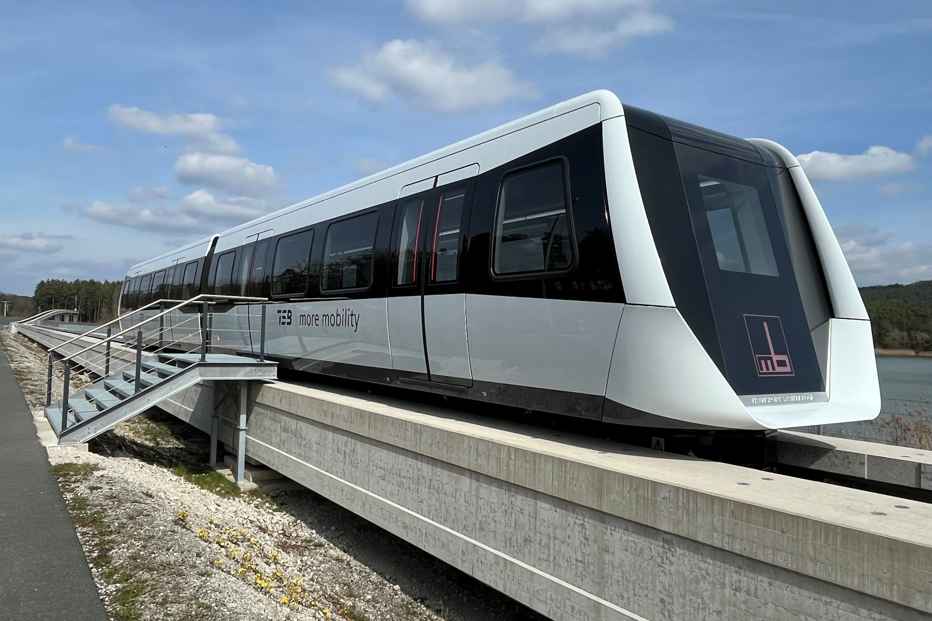 Einsteigen, bitte! Eine Magnetschwebebahn des Transportsystems Bögl auf der Teststrecke in Sengenhal (Oberpfalz). Bögl ist in Europa der einzige Hersteller, der diese Technik produziert.