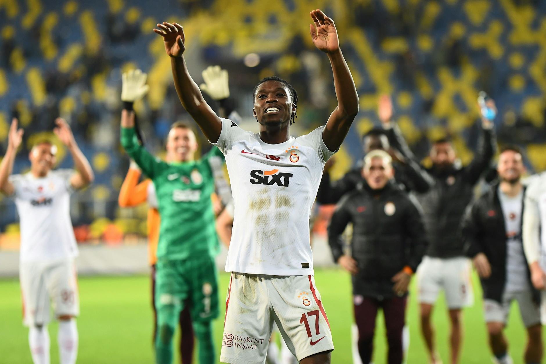 Hoch die Hände: Derrick Köhn (26) verstärkt den 1. FC Union und wechselt für fünf Millionen Euro von Galatasaray Istanbul nach Köpenick.