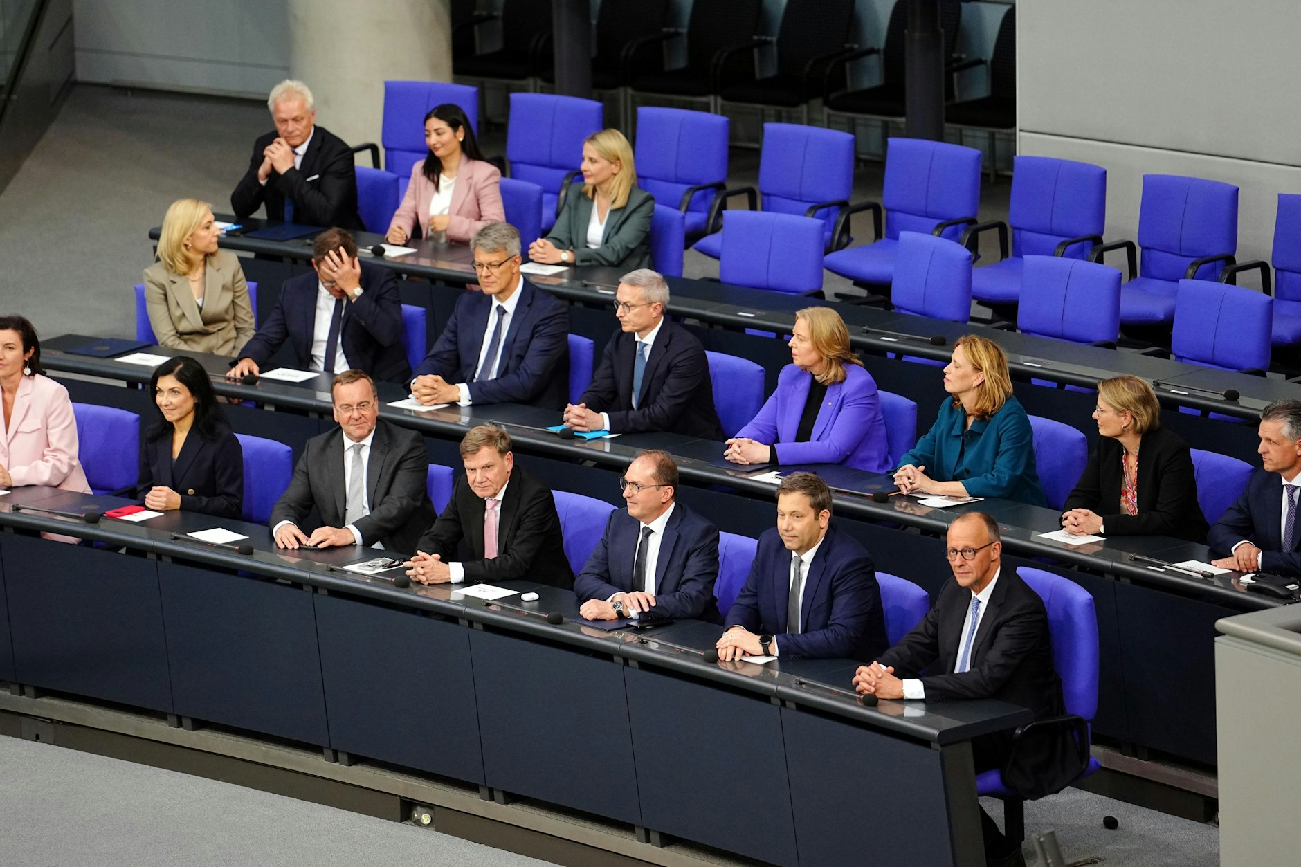 Bundeskanzler Friedrich Merz (vorne rechts) und sein Kabinett.