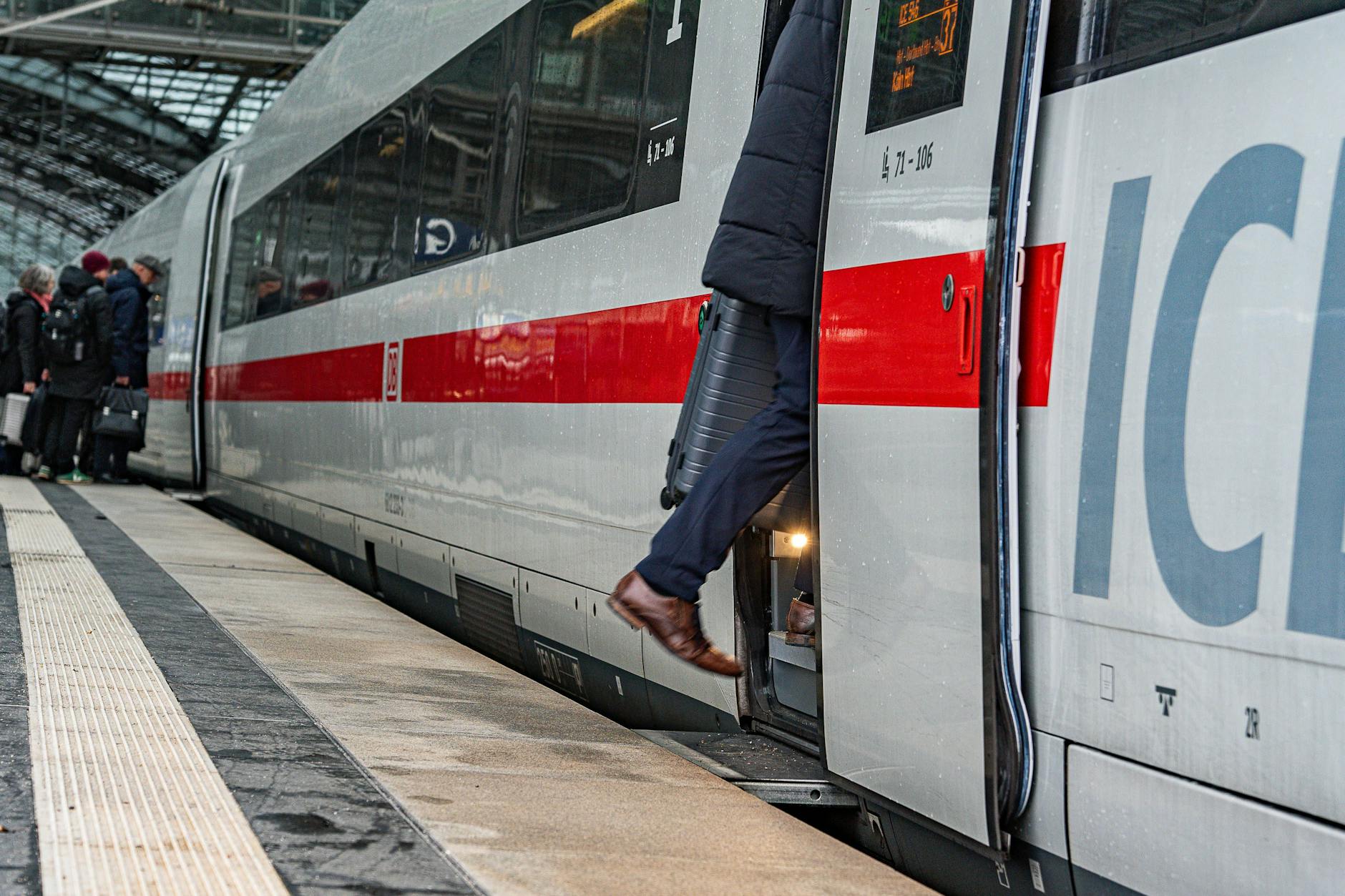 Augen zu und weg! An einigen Hauptstadt-Bahnhöfen ist eine Zugverspätung besonders fatal.