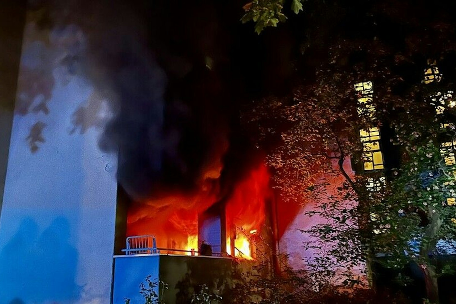 In der Kreuzberger Audre-Lorde-Straße brannte es im Erdgeschoss eines achtgeschossigen Wohnhauses.