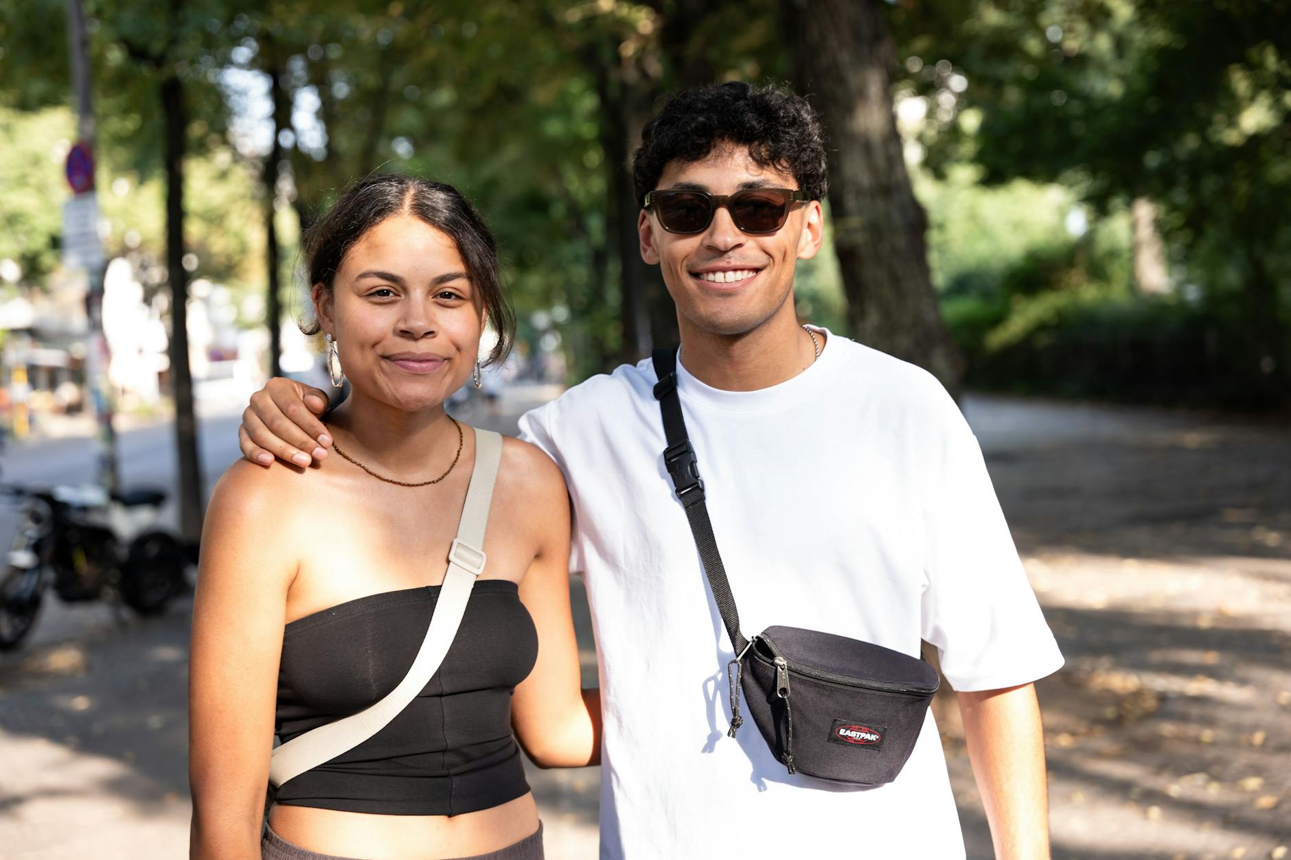 Die Geschwister Marcela und Felipe sehen die Unsicherheit beim Berufseinstieg und den Druck durch Social Media als Faktoren für die Zukunftsperspektive der GenZ.