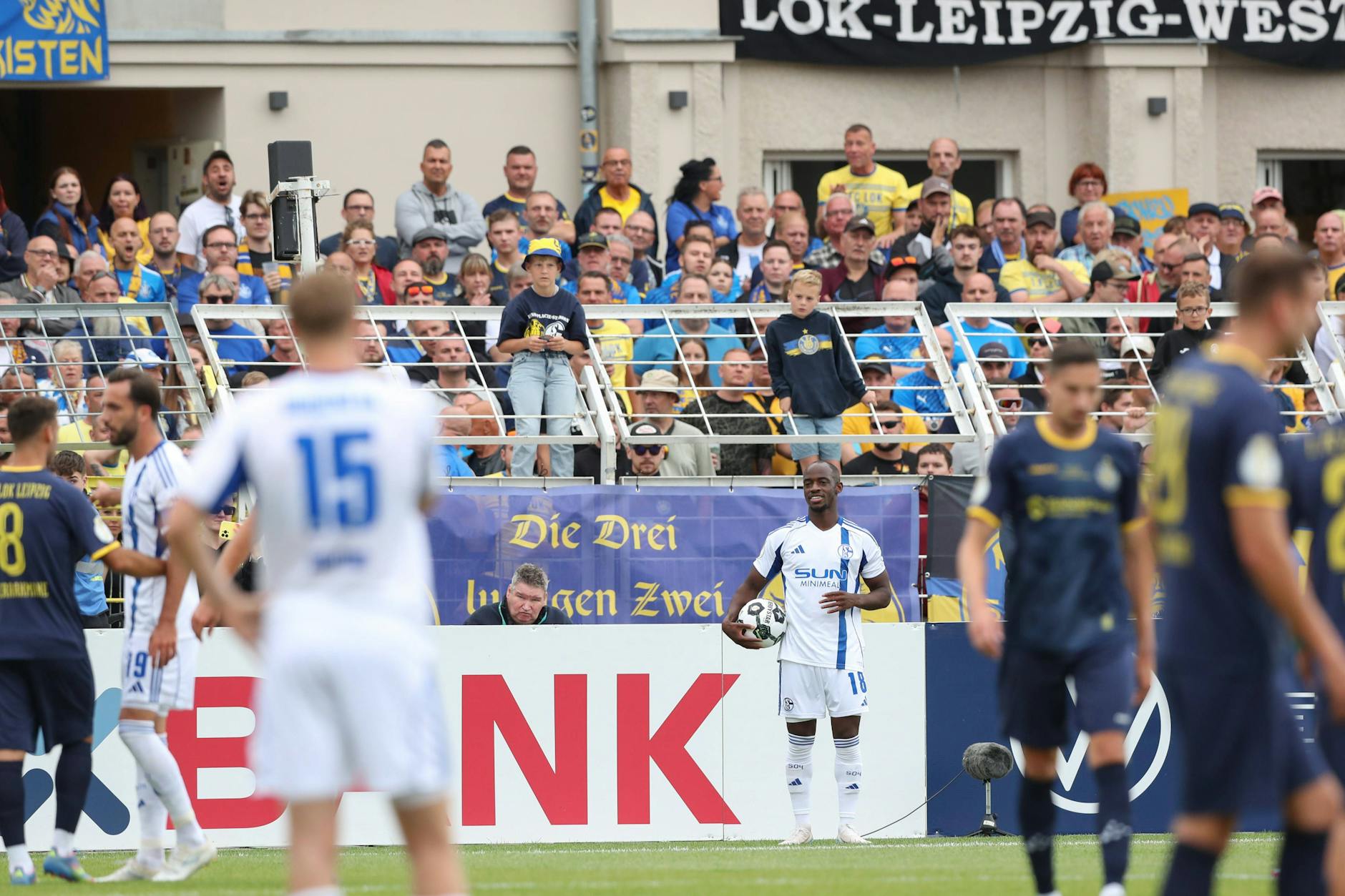 Schalke-Spieler Christopher Antwi Adjei beim Einwurf im DFB-Pokalspiel gegen Lok Leipzig
