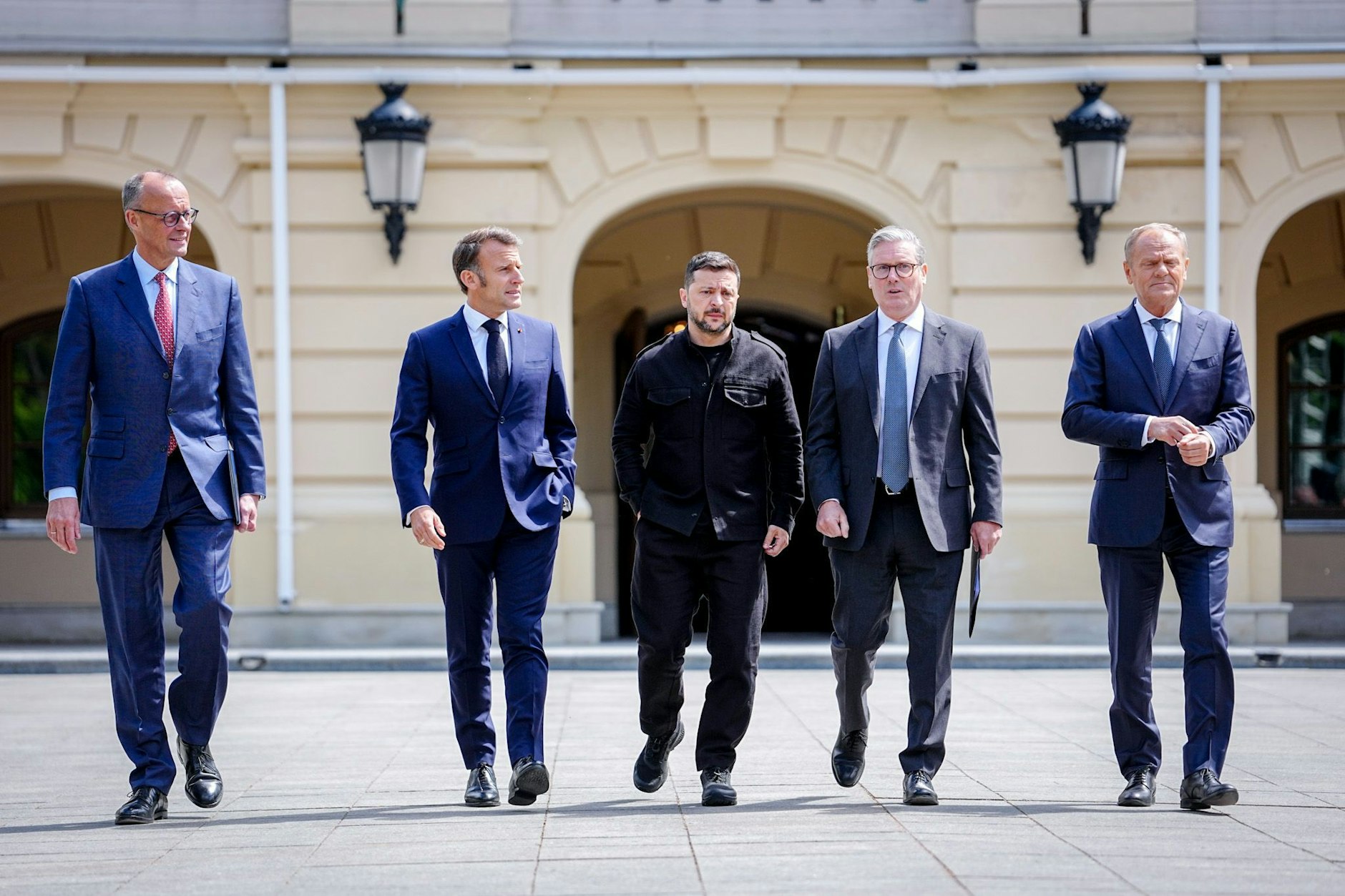 Bundeskanzler Friedrich Merz (l-r, CDU), Frankreichs Präsident Emmanuel Macron, Wolodymyr Selenskyj, Präsident der Ukraine, Keir Starmer, Premierminister von Großbritannien, und Donald Tusk, Ministerpräsident von Polen, bei einem Treffen der Koalition der Willigen in Kiew im Mai.