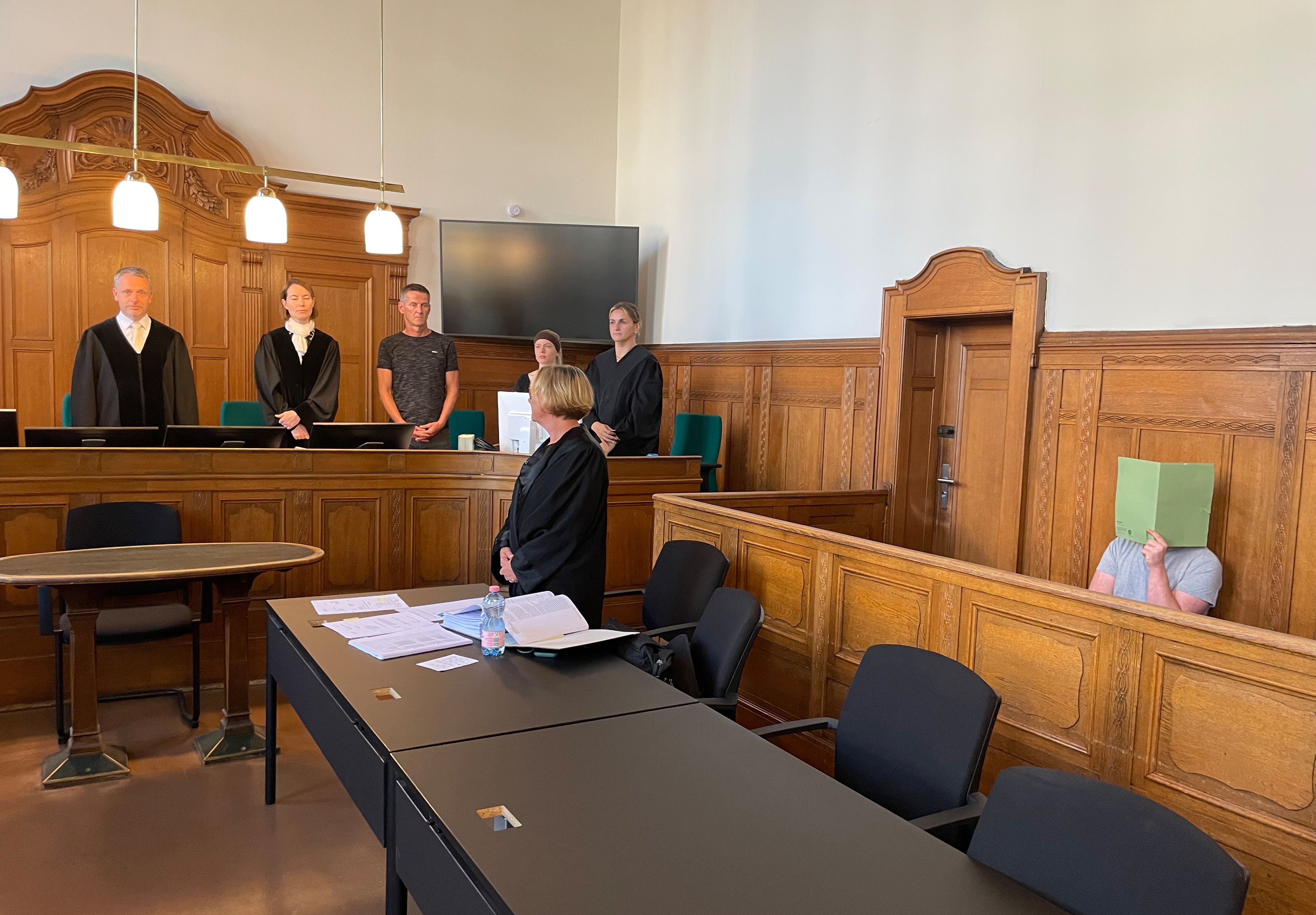 Müll, Kinderwagen, Motorräder: Feuerteufel nicht zu bremsen