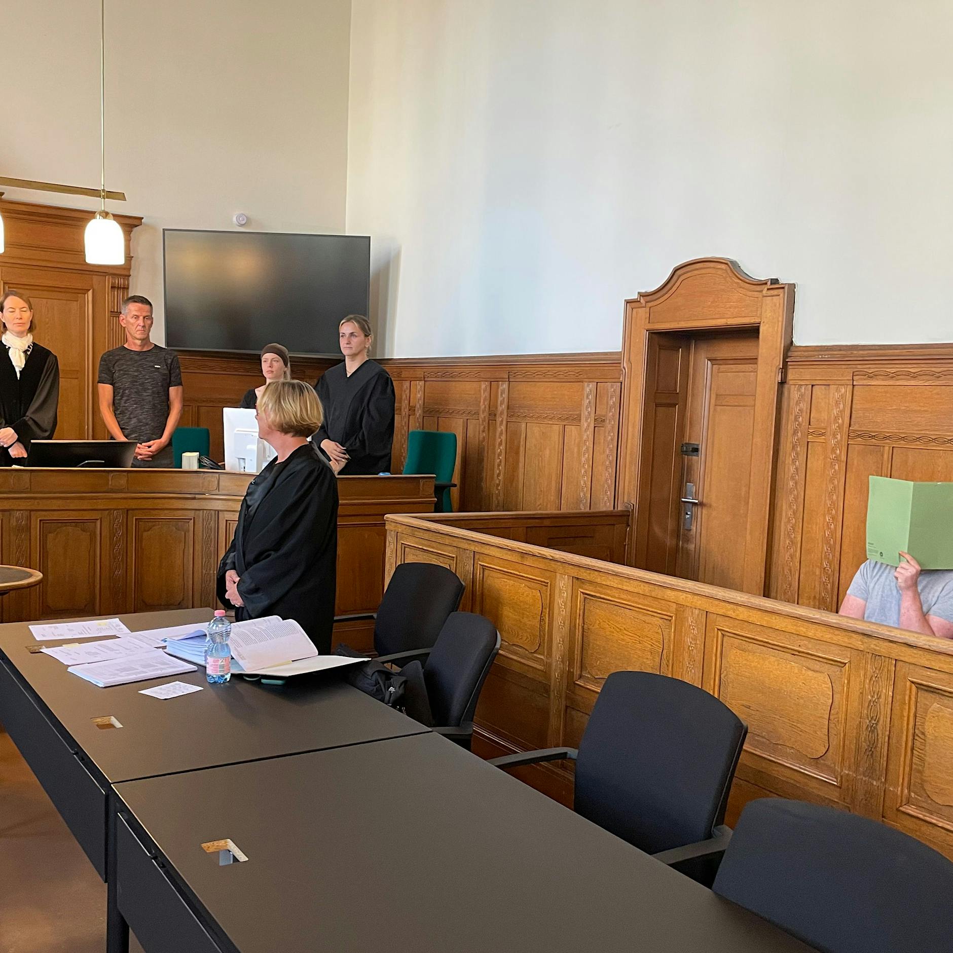 Müll, Kinderwagen, Motorräder: Feuerteufel nicht zu bremsen