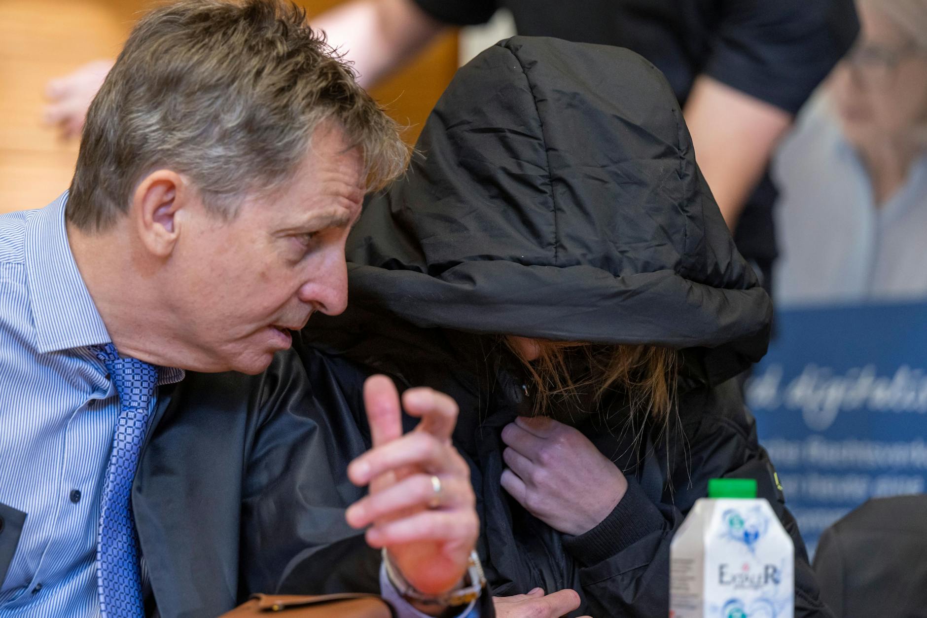 Die Beschuldigte neben ihrem Anwalt im Gerichtssaal des Landgerichts Traunstein