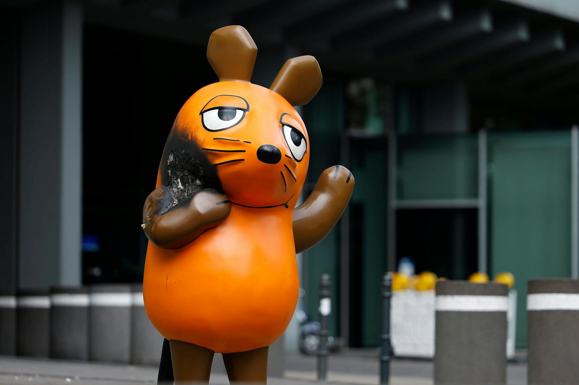 ÖRR in Nöten, Maus auch: Die Täter hinter dem Feueranschlag Anfang August auf die Mausfigur vor dem WDR sind noch nicht gefunden. Im Jahr davor war sie kurz gekidnappt worden wegen der Kürzungen beim öffentlich-rechtlichen Rundfunk.