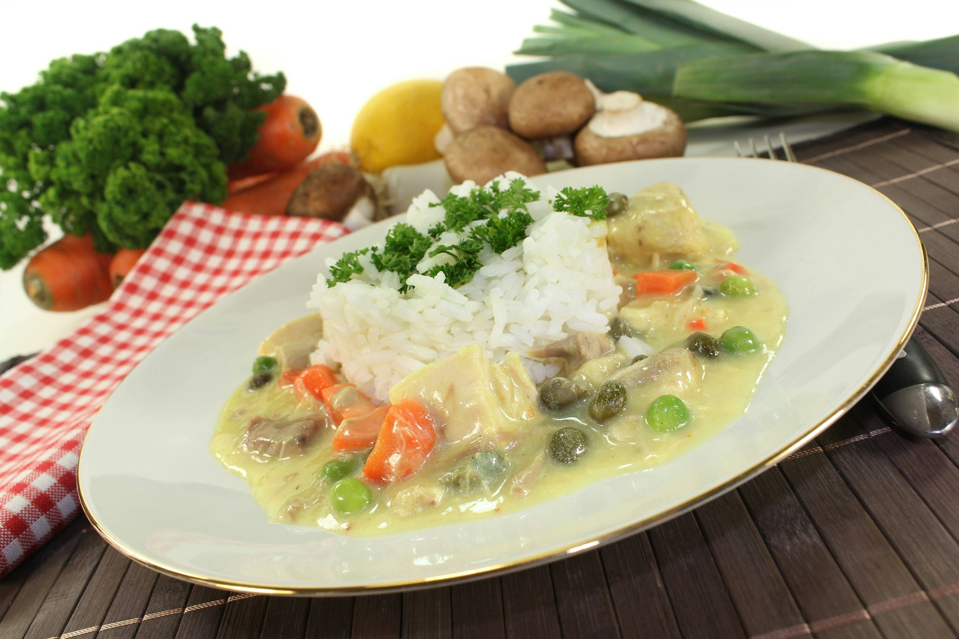 Lust auf Hühnerfrikassee mit Reis? Das Rezept ist ein echter Klassiker. Wir verraten, wie Sie Muttis Leibgericht ganz einfach nachkochen können.