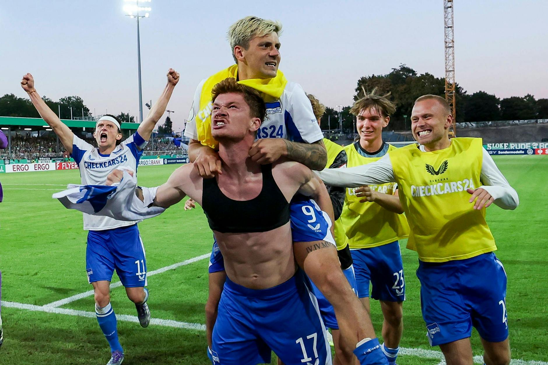 Hertha-Stürmer Sebastian Grönning jubelt mit seinen Mitspielern nach dem Elferkrimi, Der Däne traf als letzter Schütze.