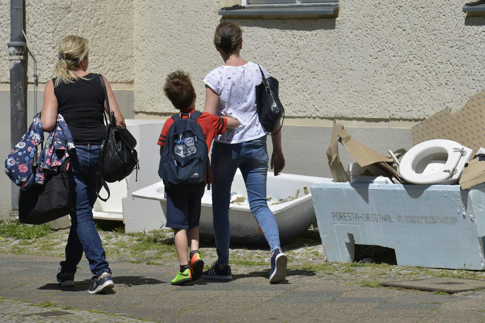 Berliner Straßenszene mit ortsüblichem Müll