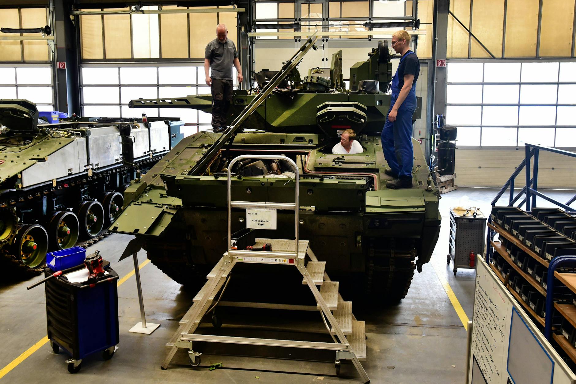 Bundeskanzler Friedrich Merz (CDU) hat deutsche Unternehmen dazu aufgefordert, die Bundeswehr mit der Abstellung von Reservisten zu unterstützen.