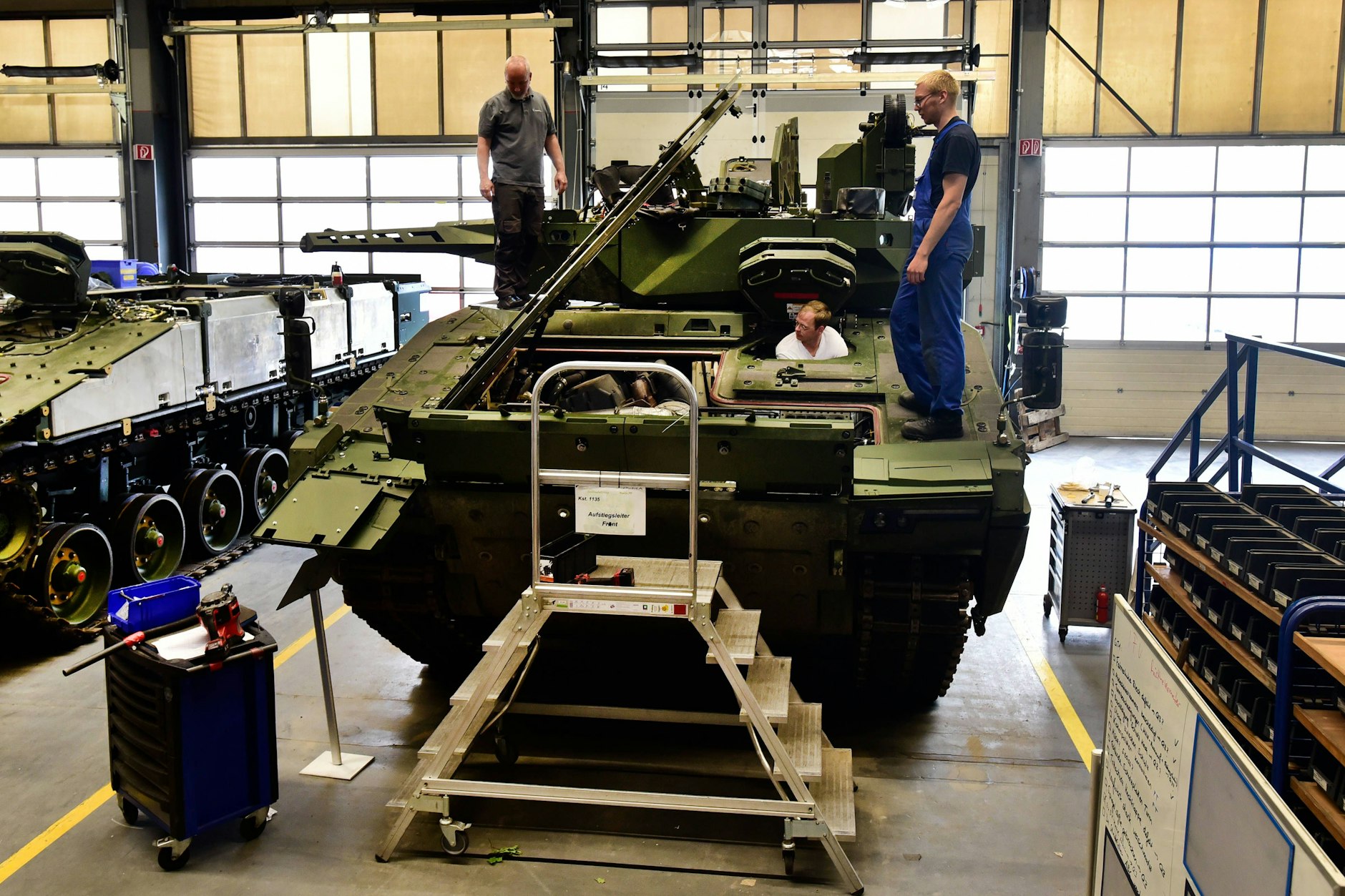 Bundeskanzler Friedrich Merz (CDU) hat deutsche Unternehmen dazu aufgefordert, die Bundeswehr mit der Abstellung von Reservisten zu unterstützen.