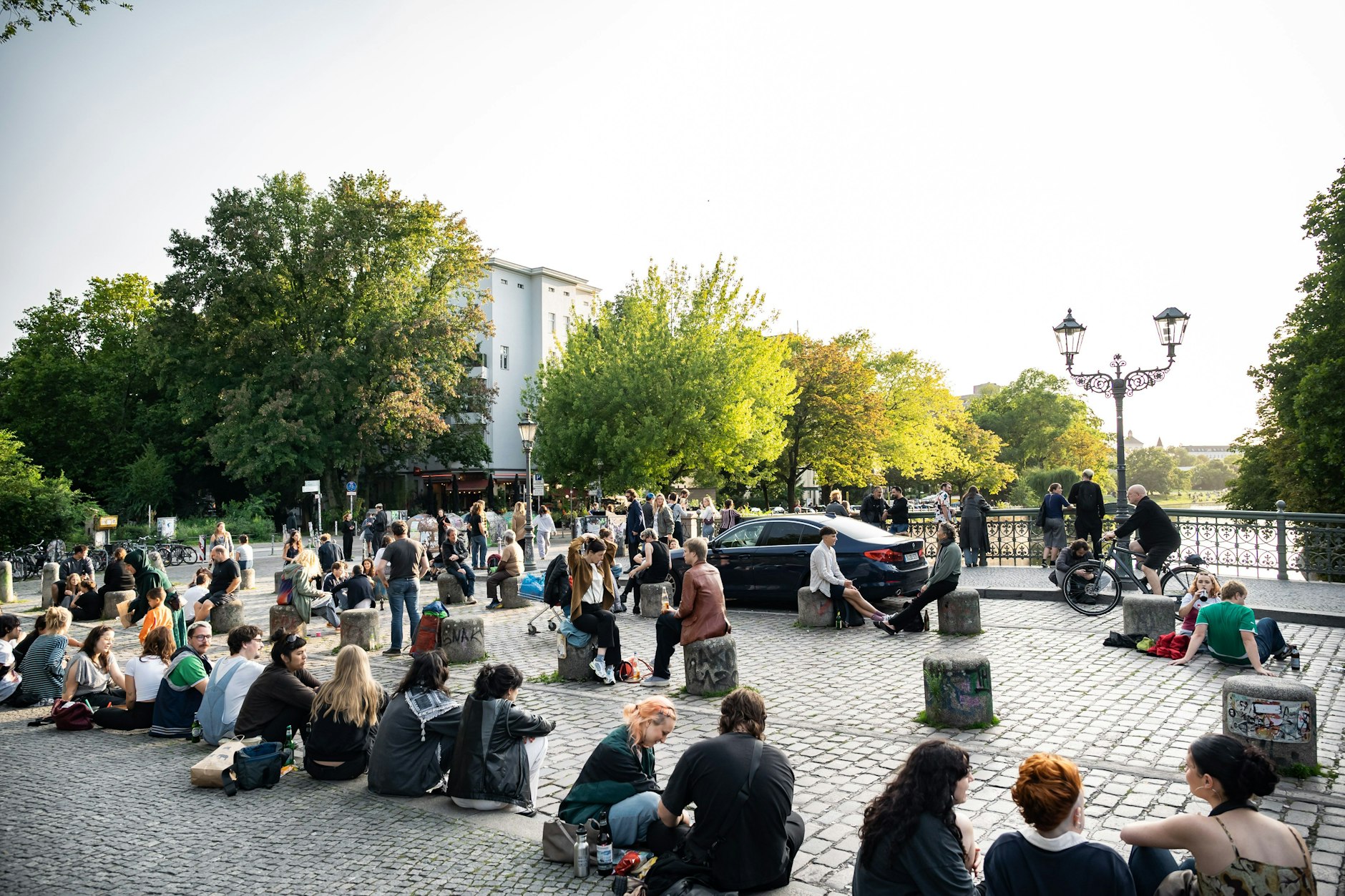 Und dann und wann ein schwarzer Benz: Die Admiralbrücke über den Landwehrkanal wird sogar in Reiseführern angepriesen.