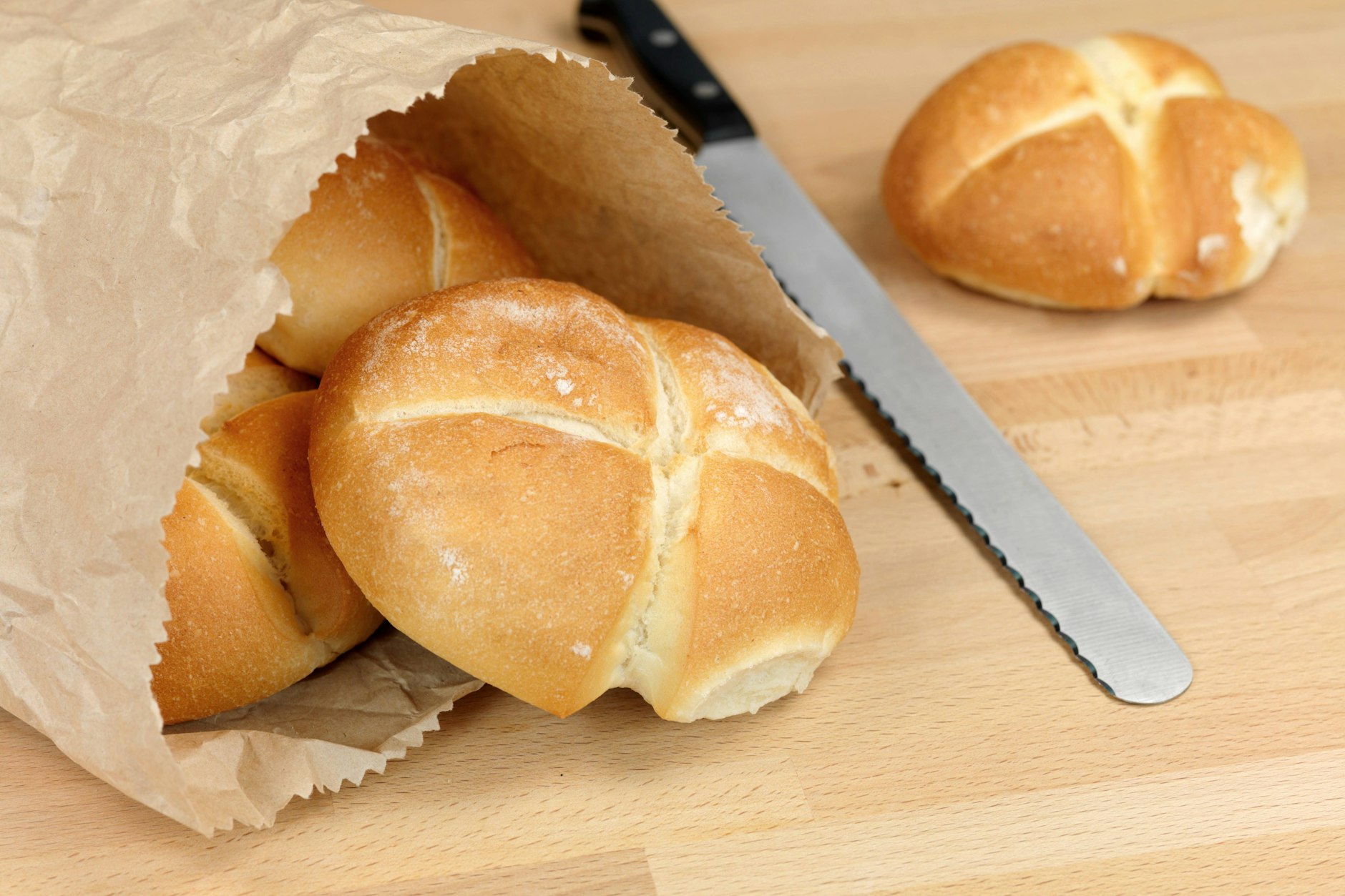 Eine Tüte mit Brötchen gehört nicht nur am Sonntag auf den Frühstückstisch. Doch was tun, wenn sie leer ist? Wie entsorgt man Brötchentüten vom Bäcker oder aus dem Supermarkt richtig?