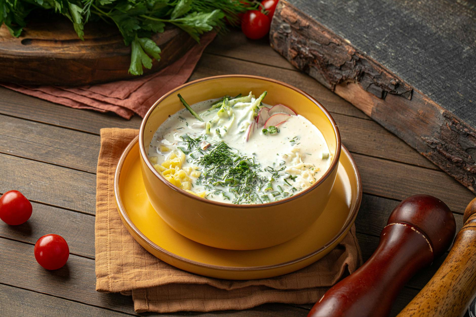 Erfrischender als Okroschka kann eine Suppe im Sommer nicht sein.