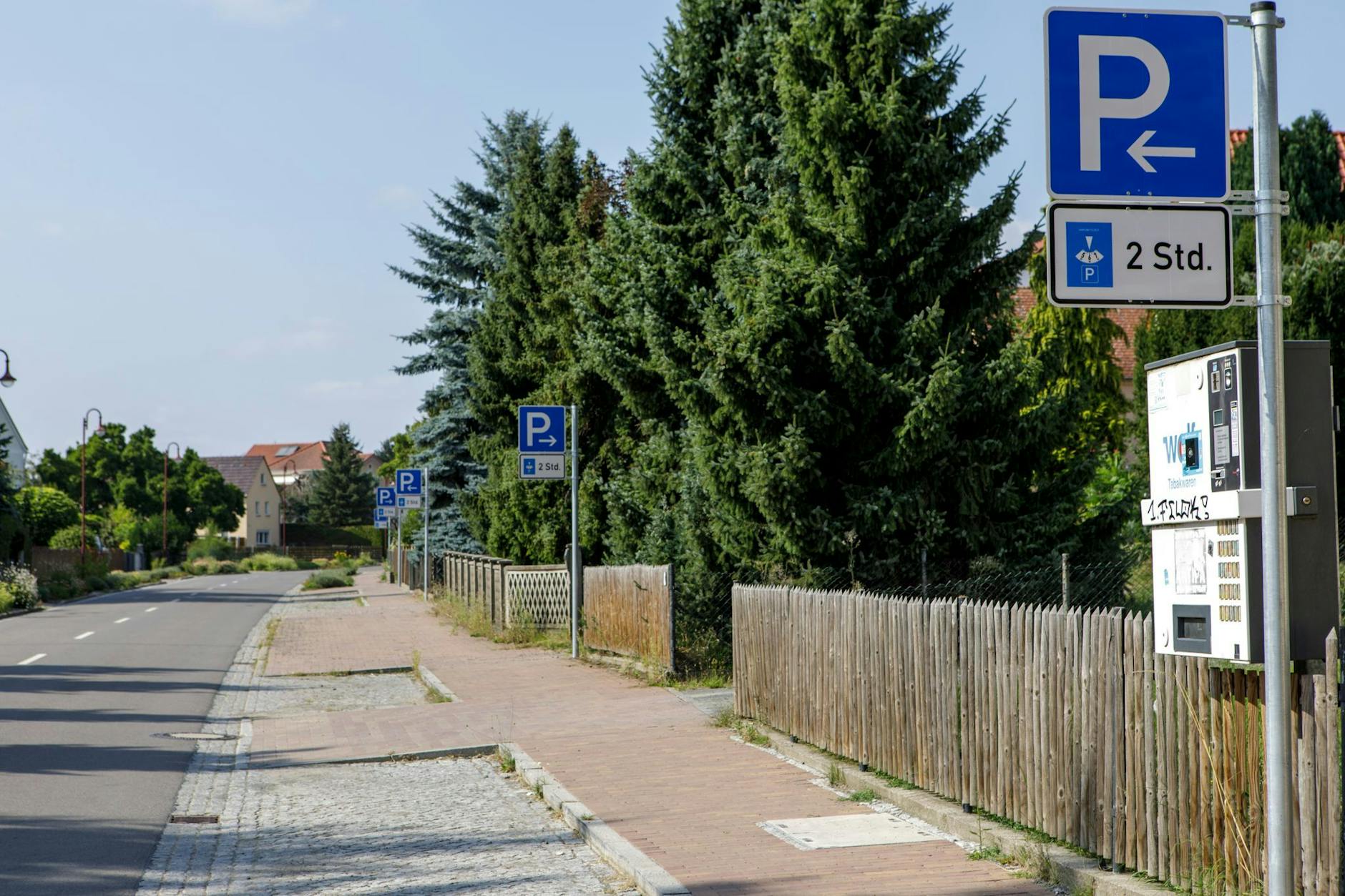 16 Parkschilder stehen an einem Parkstreifen mit Zeitbegrenzung auf 400 Metern.