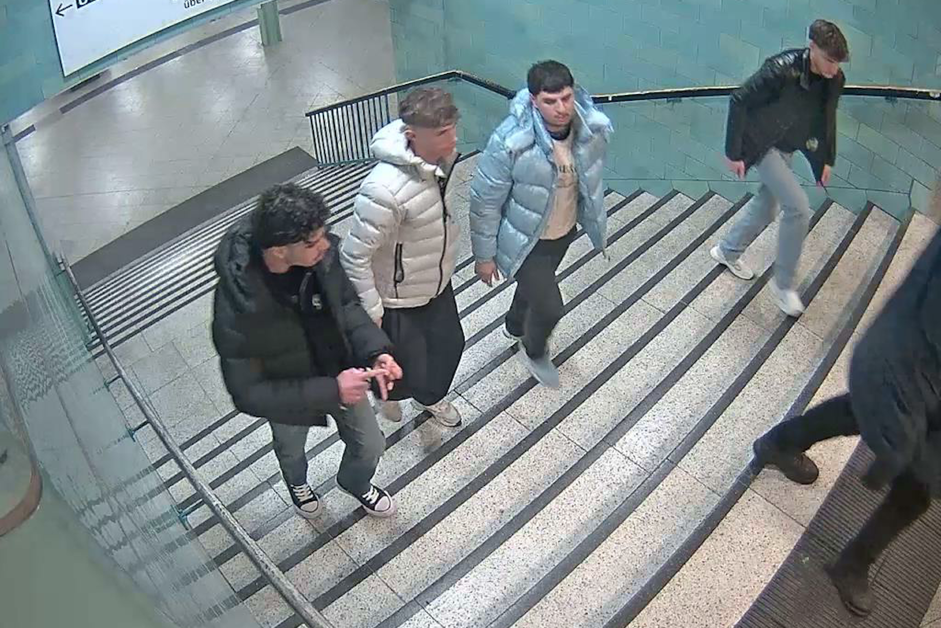 Sie liefen mitten in eine Überwachnungskamera hinein. Nach diesen vier jungen Männern sucht die Polizei seit Dienstag. Sie hatten am 30. November 2024 zwei andere Männer im Bahnhof Alexanderplatz attackiert.