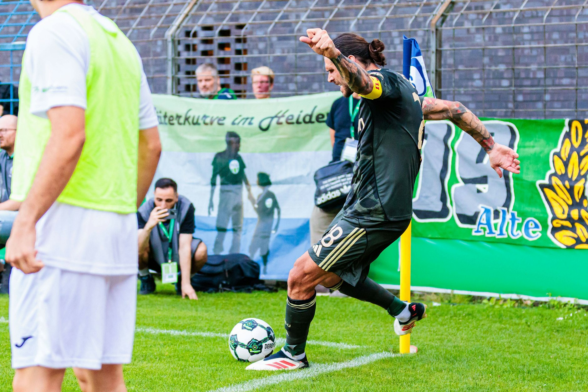 Christopher Trimmel bereitet hier per Eckstoß einen der fünf Union-Treffer beim Pokalerfolg in Gütersloh vor.