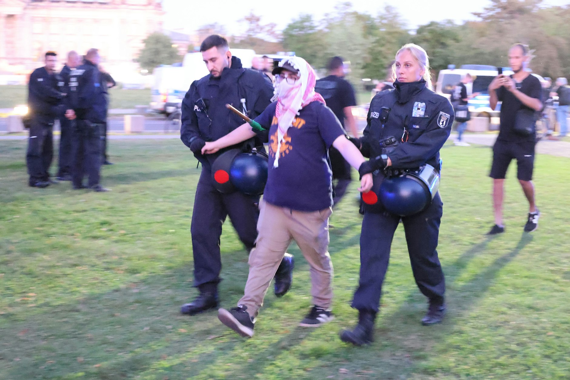 Die Polizei führt einen Demonstranten zur erkennungsdienstlichen Überprüfung ab.