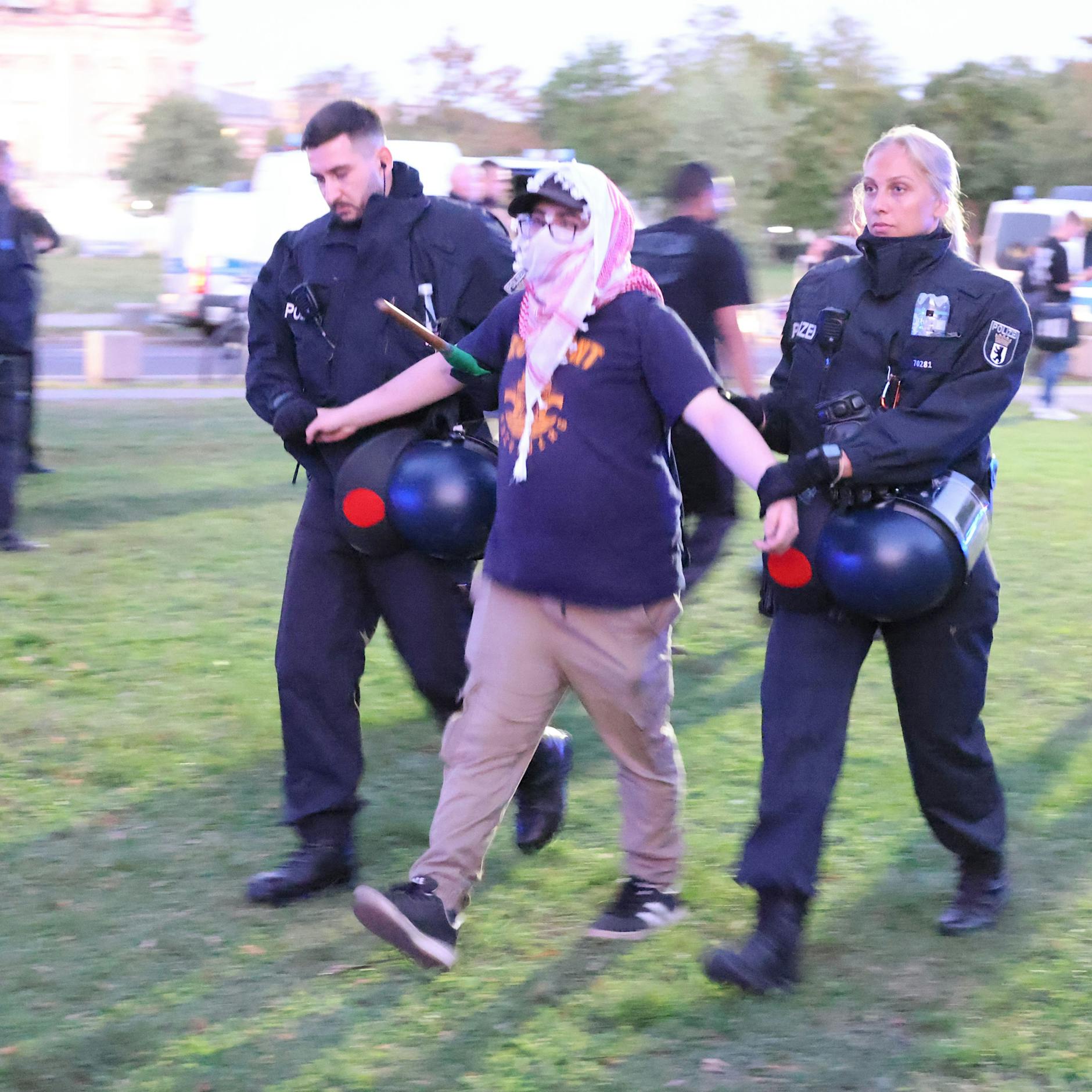 Notarzt im Einsatz: Polizei kesselt Pro-Palästina-Demo ein