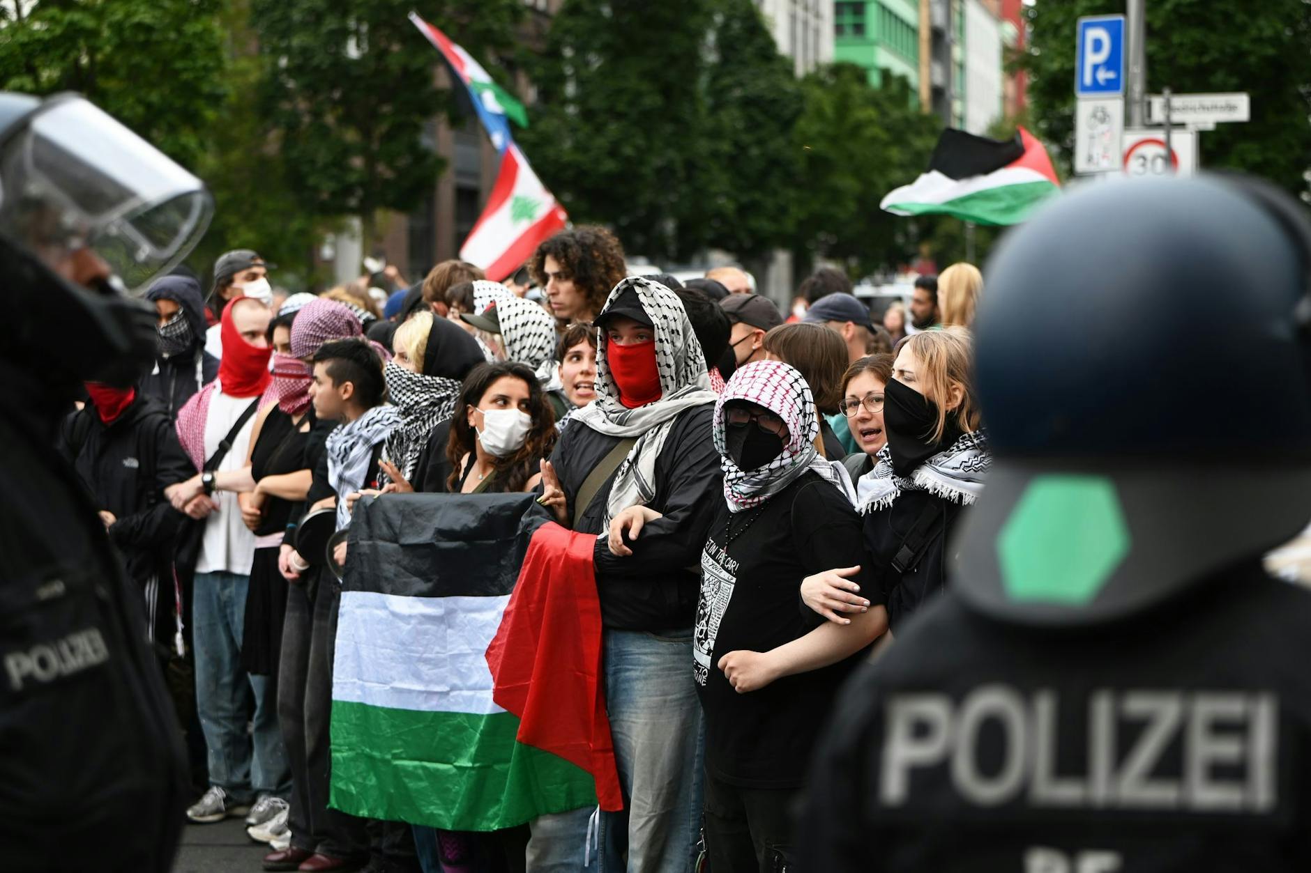 Bei einer propalästinensischen Demonstration am Montag kam es zu gewalttätigen Auseinandersetzungen.
