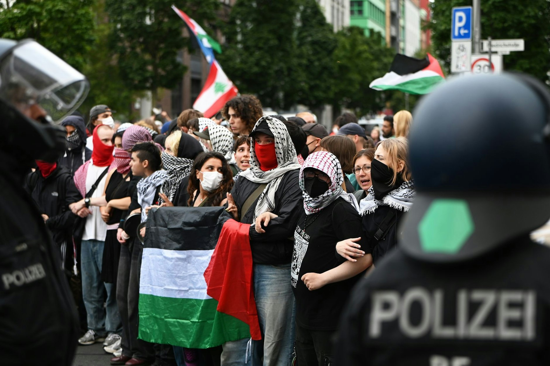 Bei einer propalästinensischen Demonstration am Montag kam es zu gewalttätigen Auseinandersetzungen.