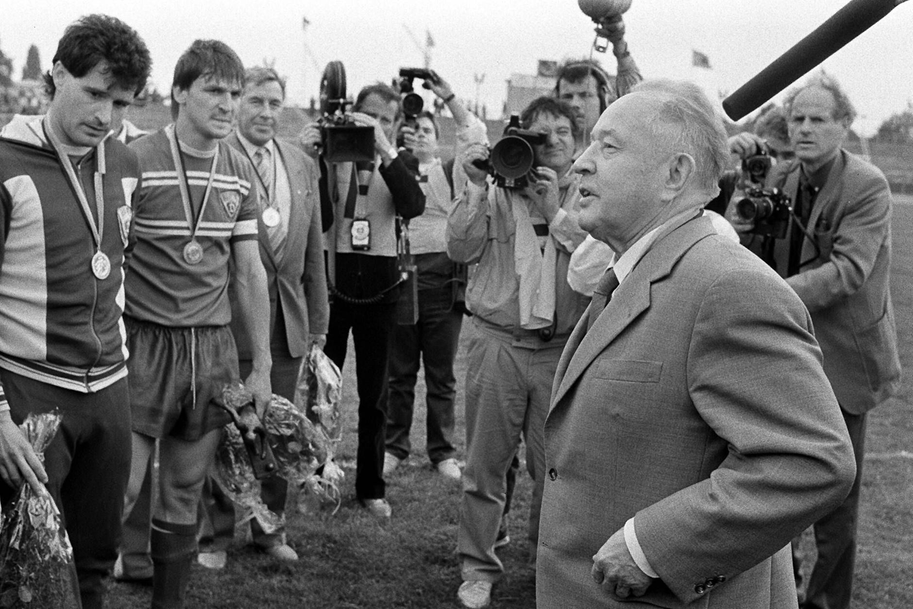 Juni 1987: Der Minister für Staatssicherheit Erich Mielke (vorn r.) gratuliert seinen Jungs vom BFC Dynamo.