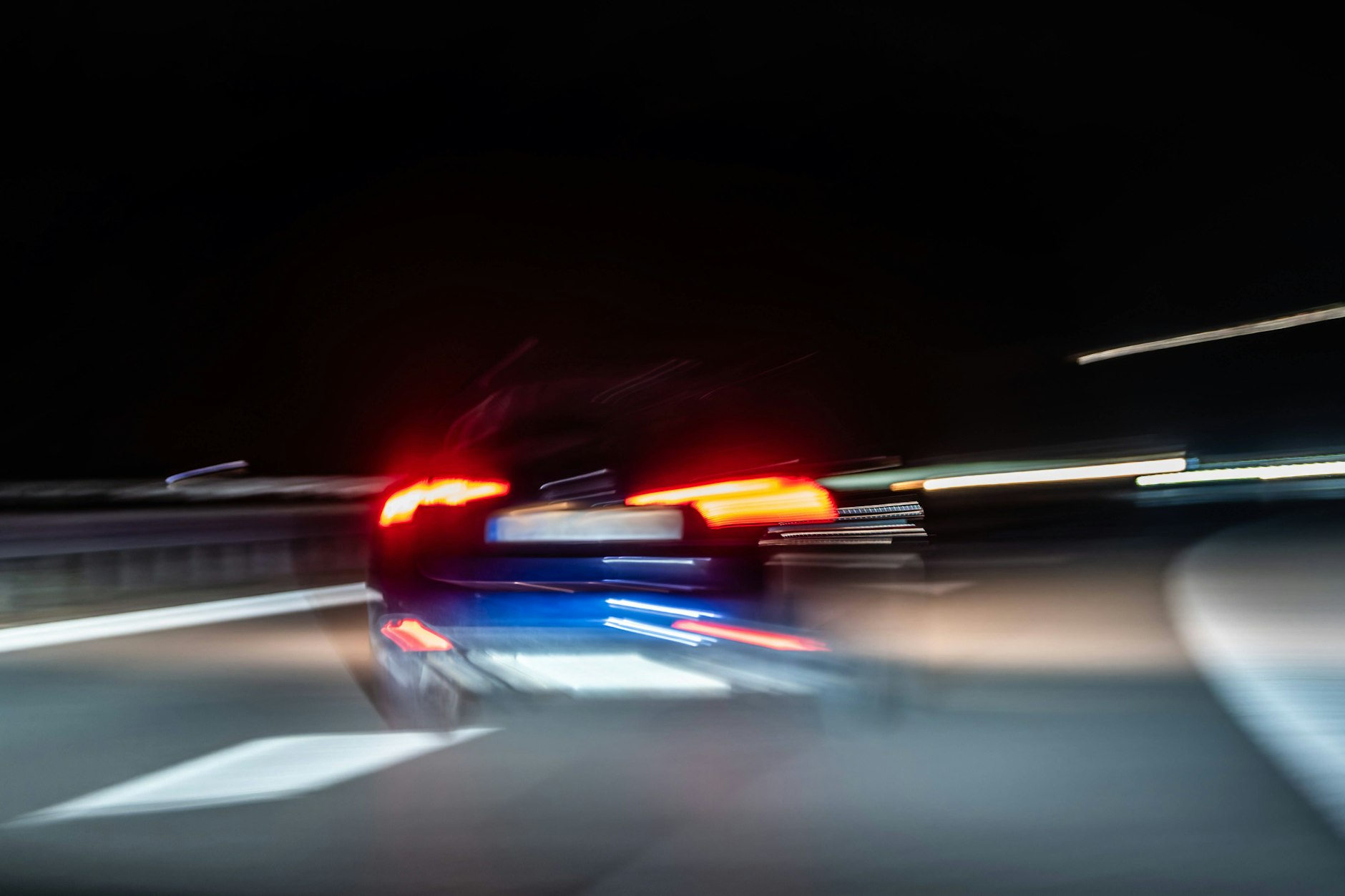 Der Suff-Fahrer raste nachts in Schlangenlinien über die Autobahn in Südhessen. (Symbolfoto)