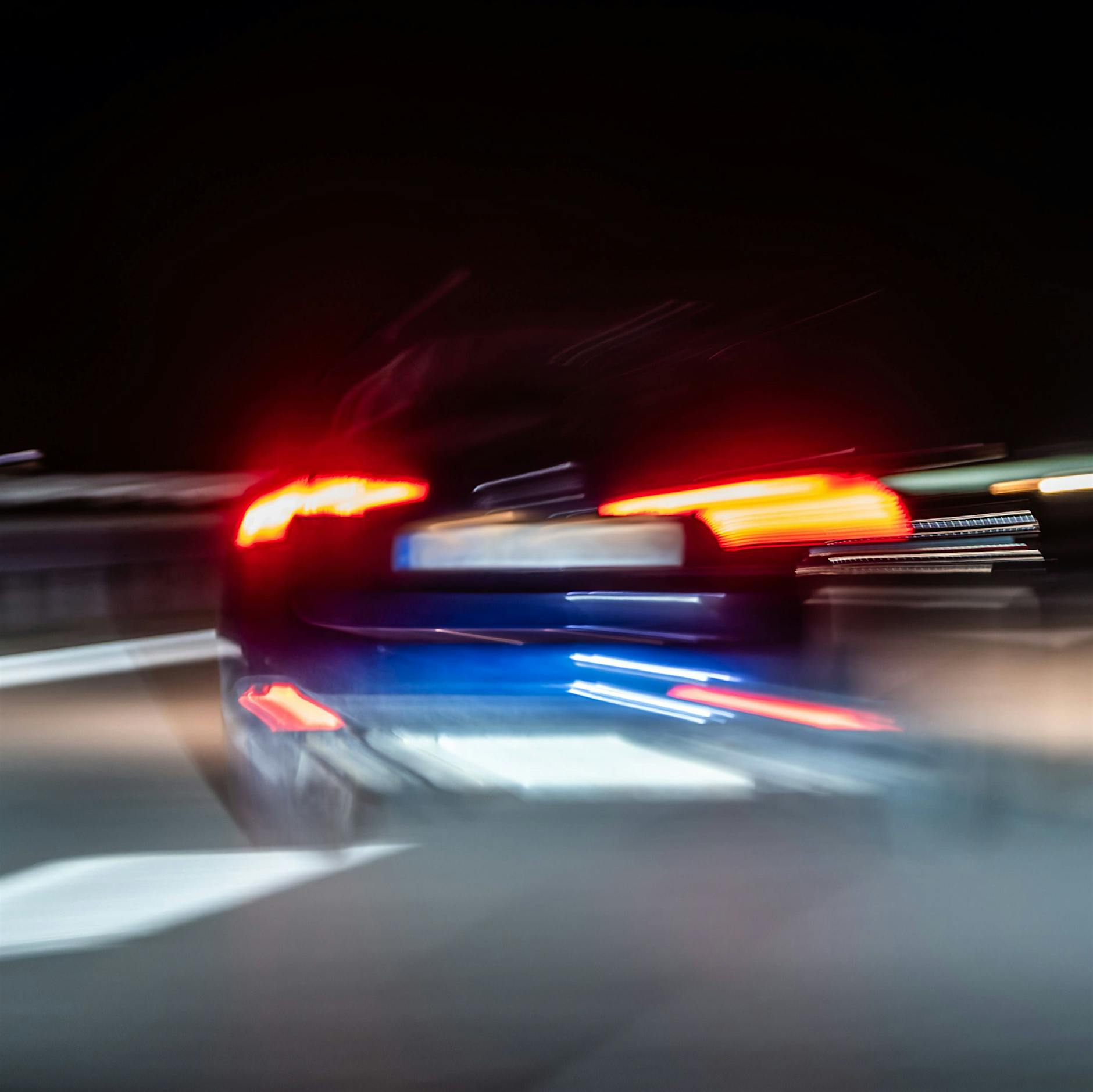 Irre Suff-Fahrt: Mann rast mit 4,16 Promille und 220 km/h über die Autobahn