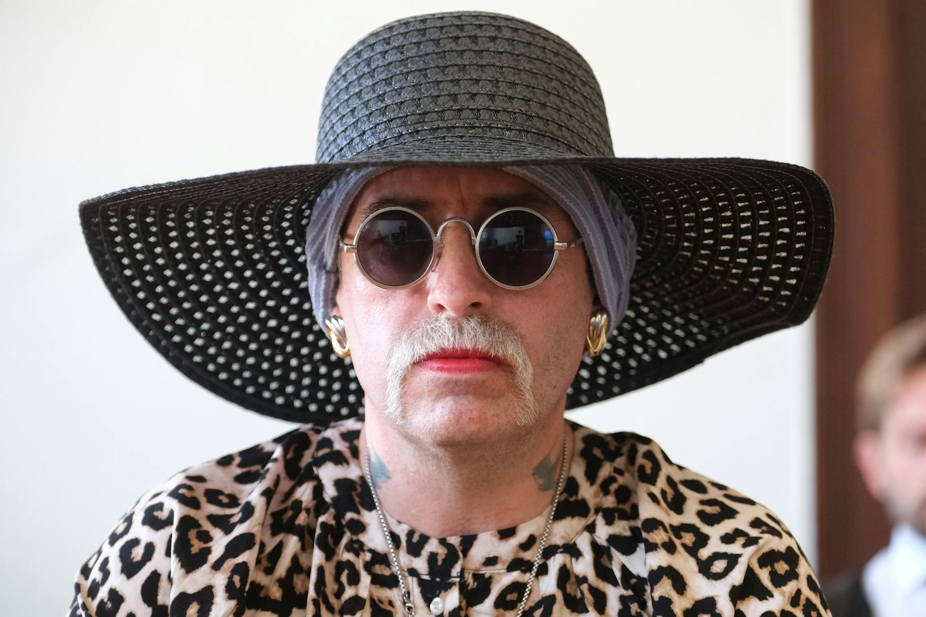 Marla-Svenja Liebich, bekannte Rechtsextremistin, sitzt in einem Saal des Landgerichts. (Archivbild)