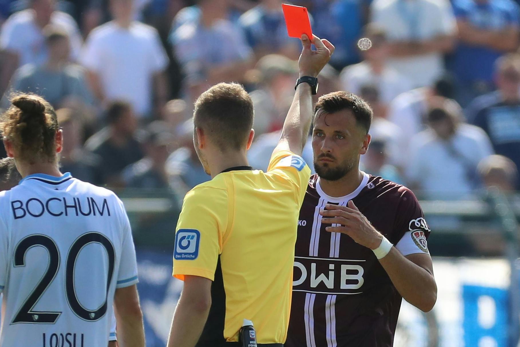 Schriri Felix Wagner zeigt BFC-Kapitän Rufat Dadashov im DFB-Pokal gegen den VfL Bochum die Rote Karte.
