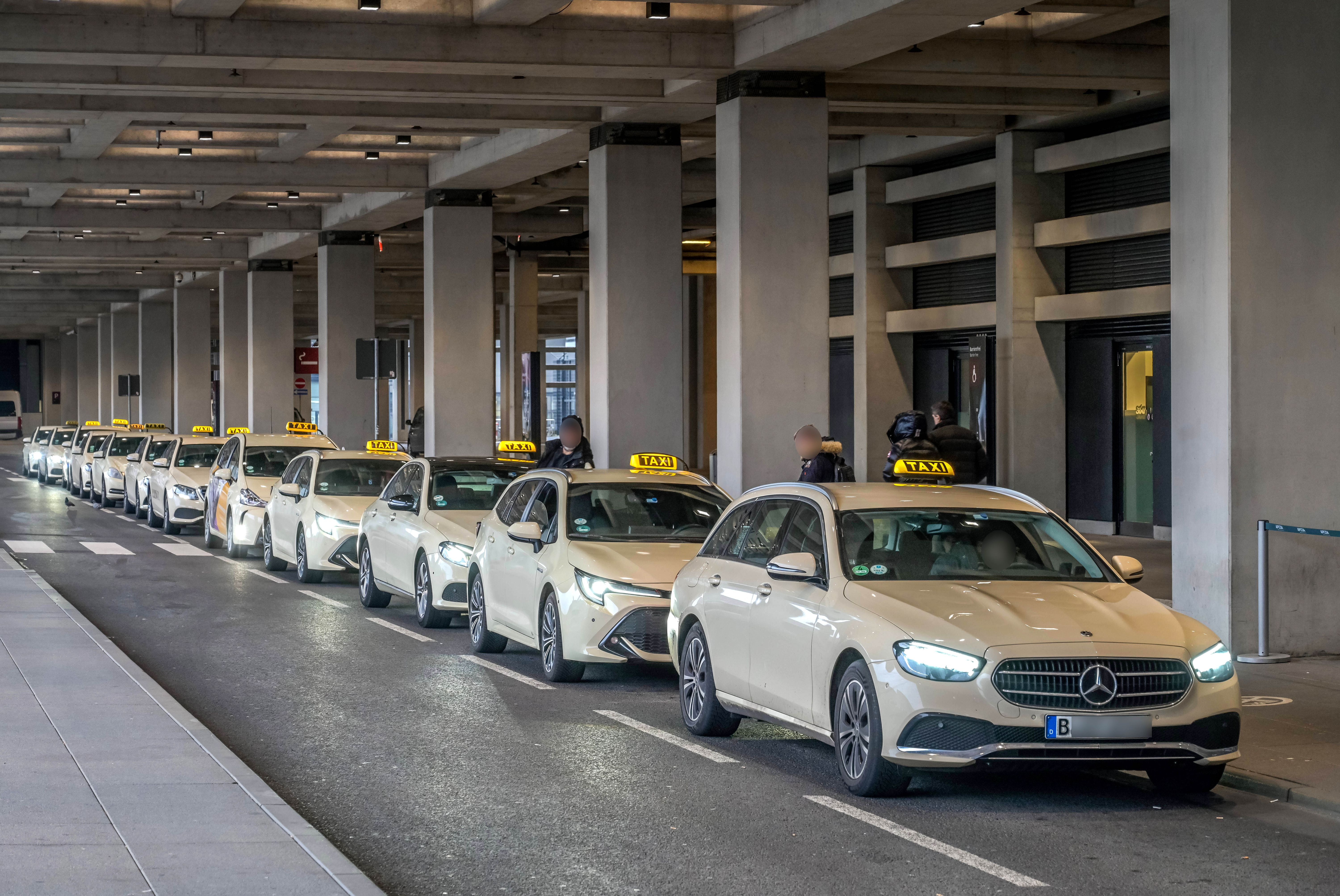 Berliner Taxifahrer am Flughafen BER: „Nein, Touristen fahre ich nicht“