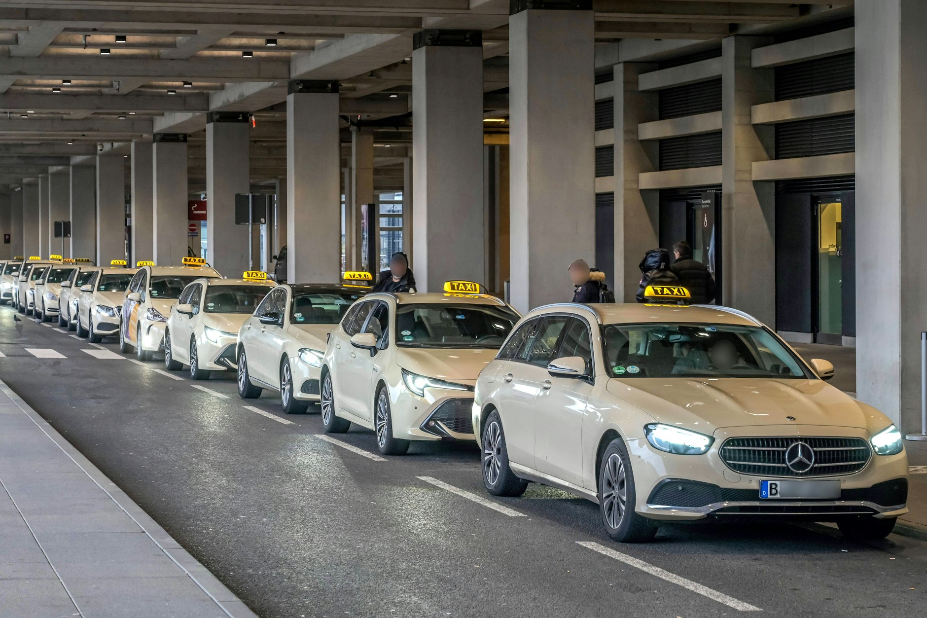 Eine Reihe Taxis am Terminal 1 des Flughafen BER. Nur wo blieben die Touristen?