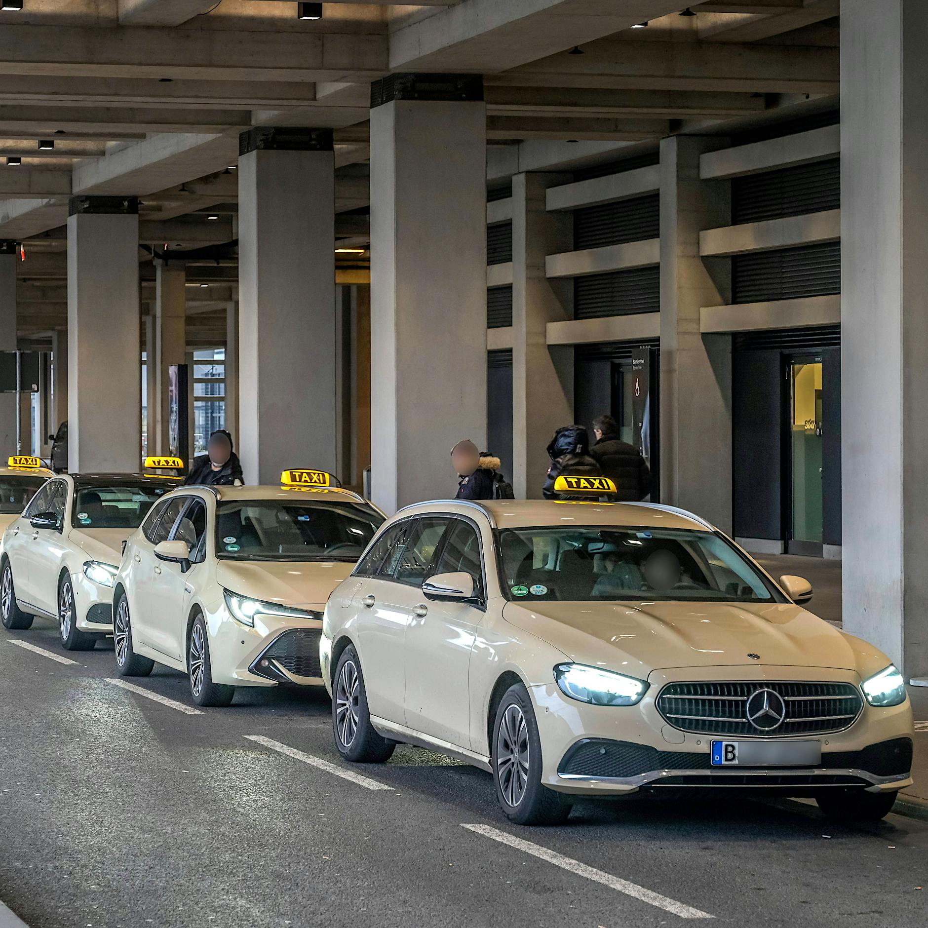 Berliner Taxifahrer am Flughafen BER: „Nein, Touristen fahre ich nicht“