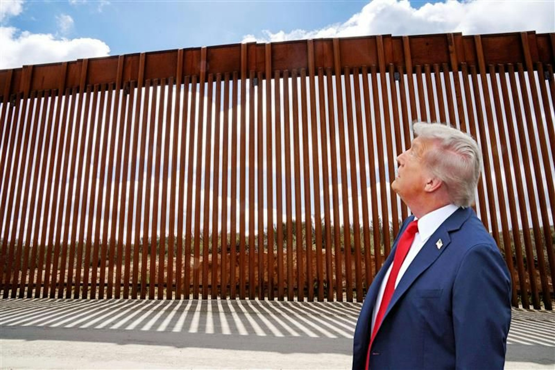 Bereits in seiner ersten Amtszeit ließ Donald Trump einen Grenzzaun zu Mexiko errichten. Jetzt möchte er, dass er schwarz angestrichen wird.