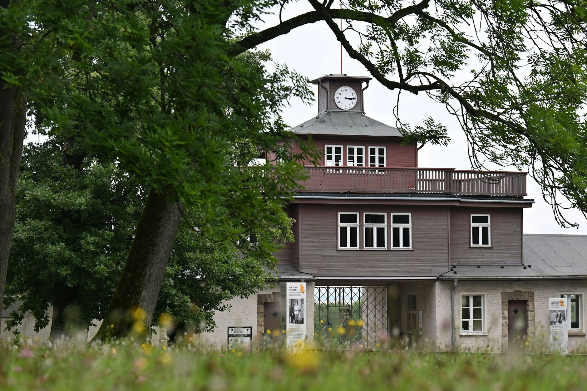 Der Eingang zur KZ-Gedenkstätte Buchenwald mit dem historischen Lagertor